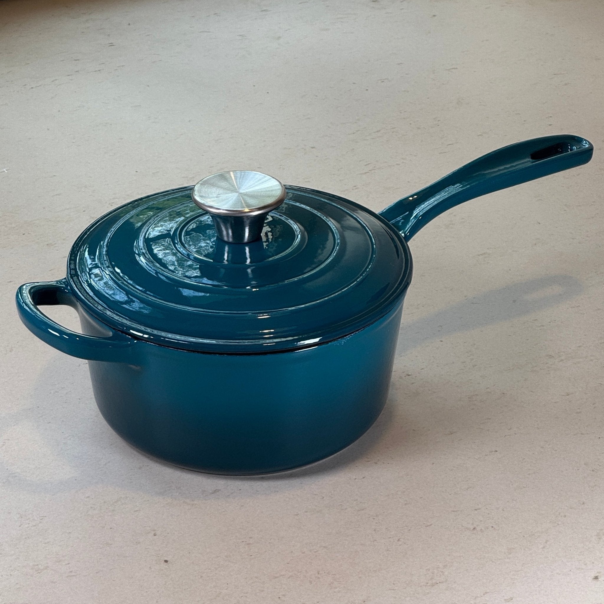 Casserole en fonte émaillée Bleu Cyan avec anse longue pour verser et manipuler facilement