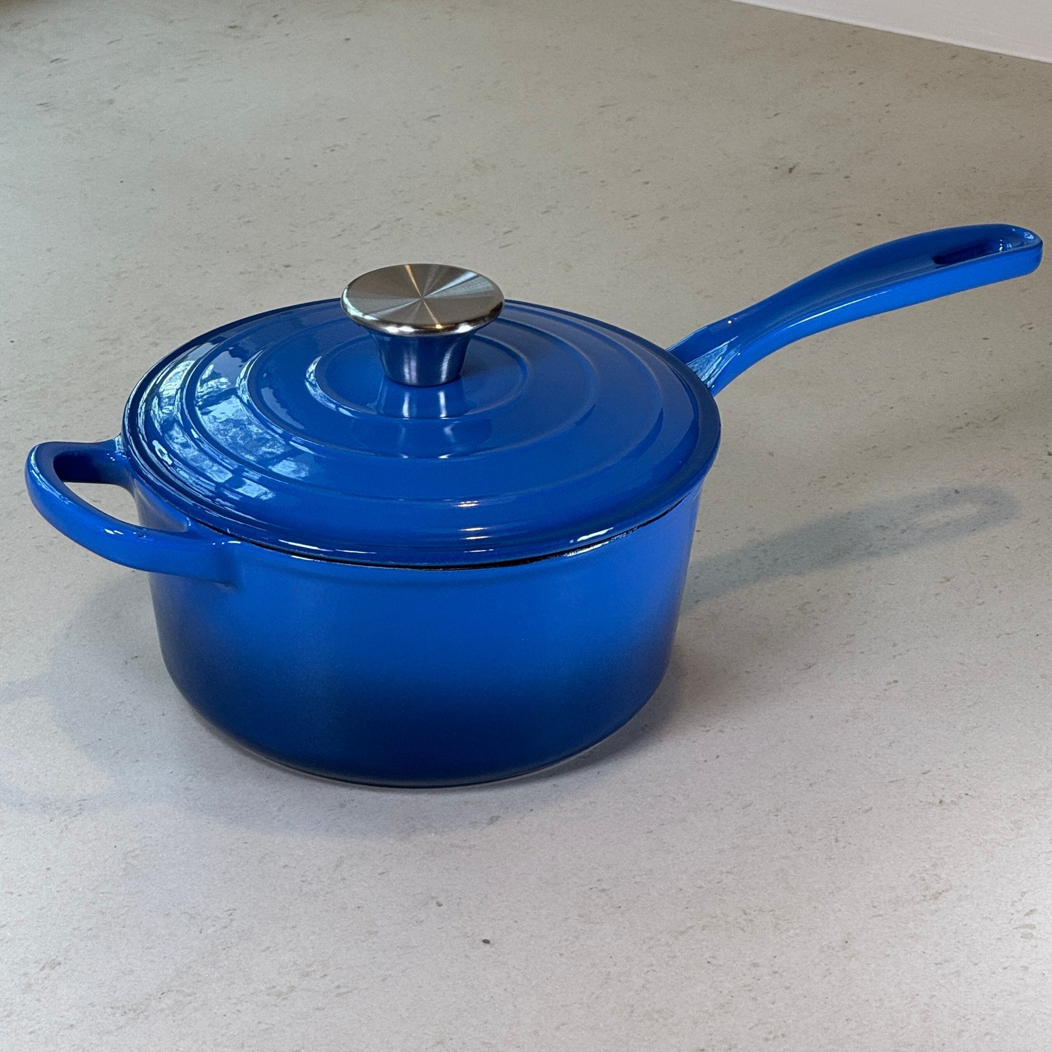 Casserole en fonte émaillée Bleu Myrtille avec anse et une longue poignée pour verser et manipuler facilement