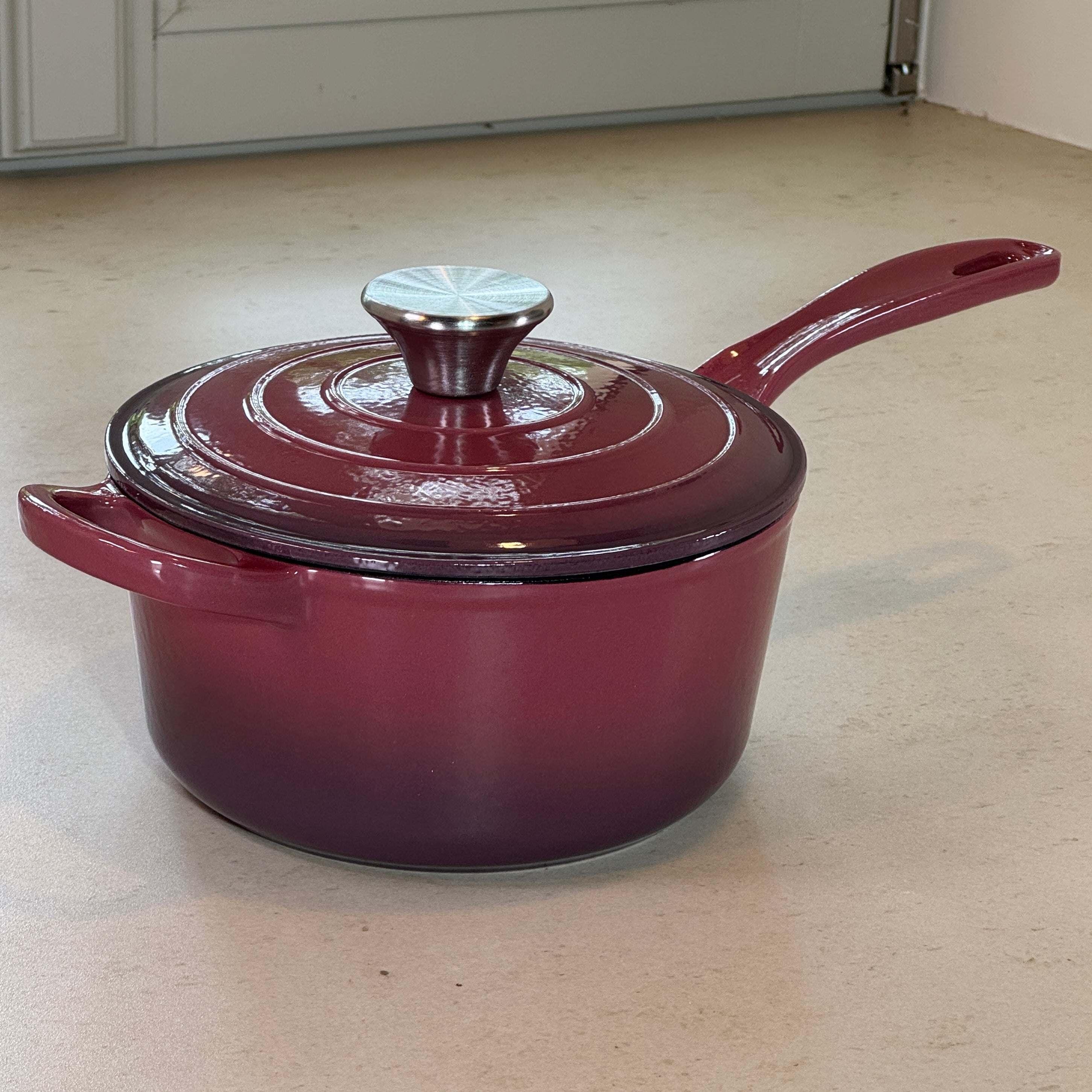 Casserole en fonte émaillée Figue avec anse longue pour verser et manipuler facilement