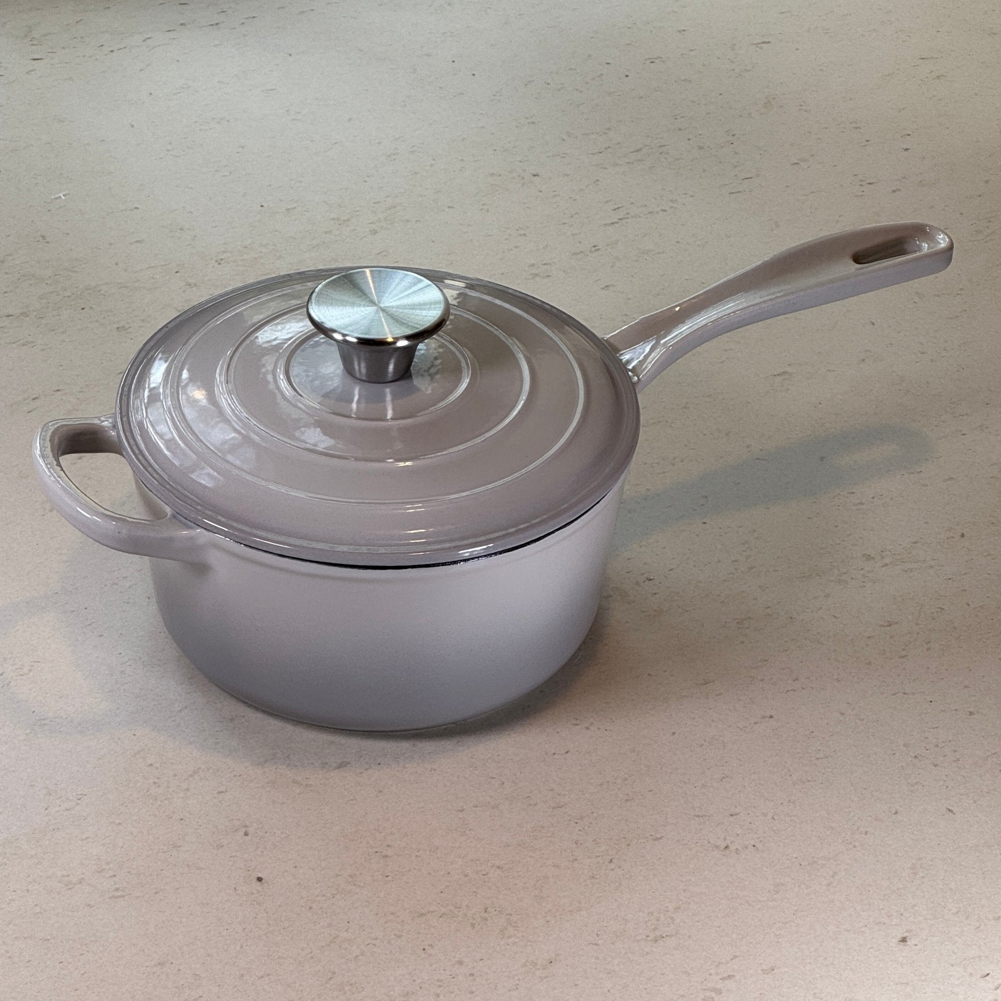 Casserole en fonte émaillée Gris Meringue avec anse et une longue poignée pour verser et manipuler facilement