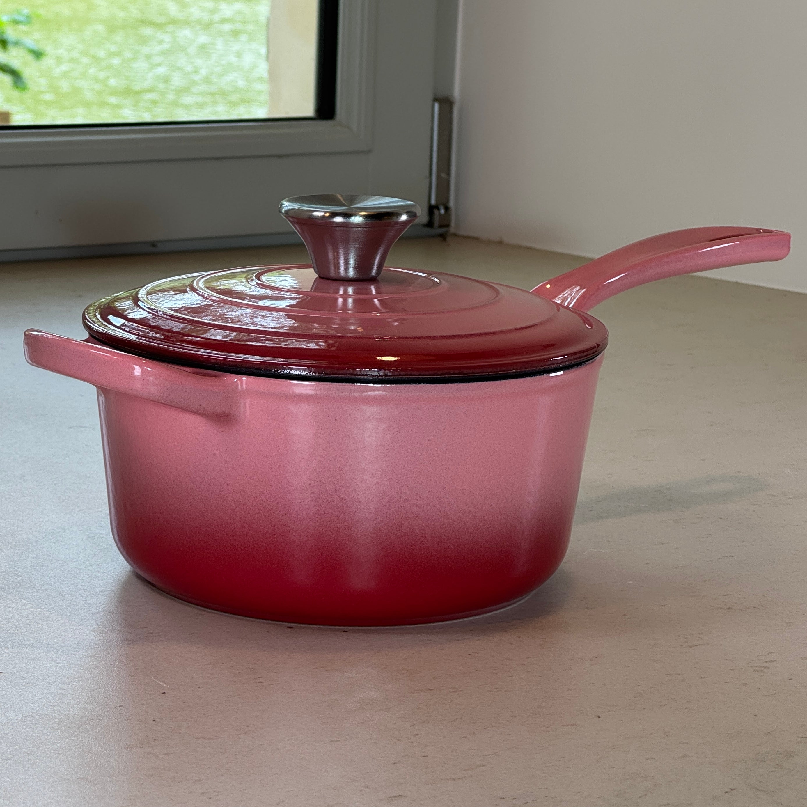 Casserole en fonte émaillée Rose avec anse longue pour verser et manipuler facilement