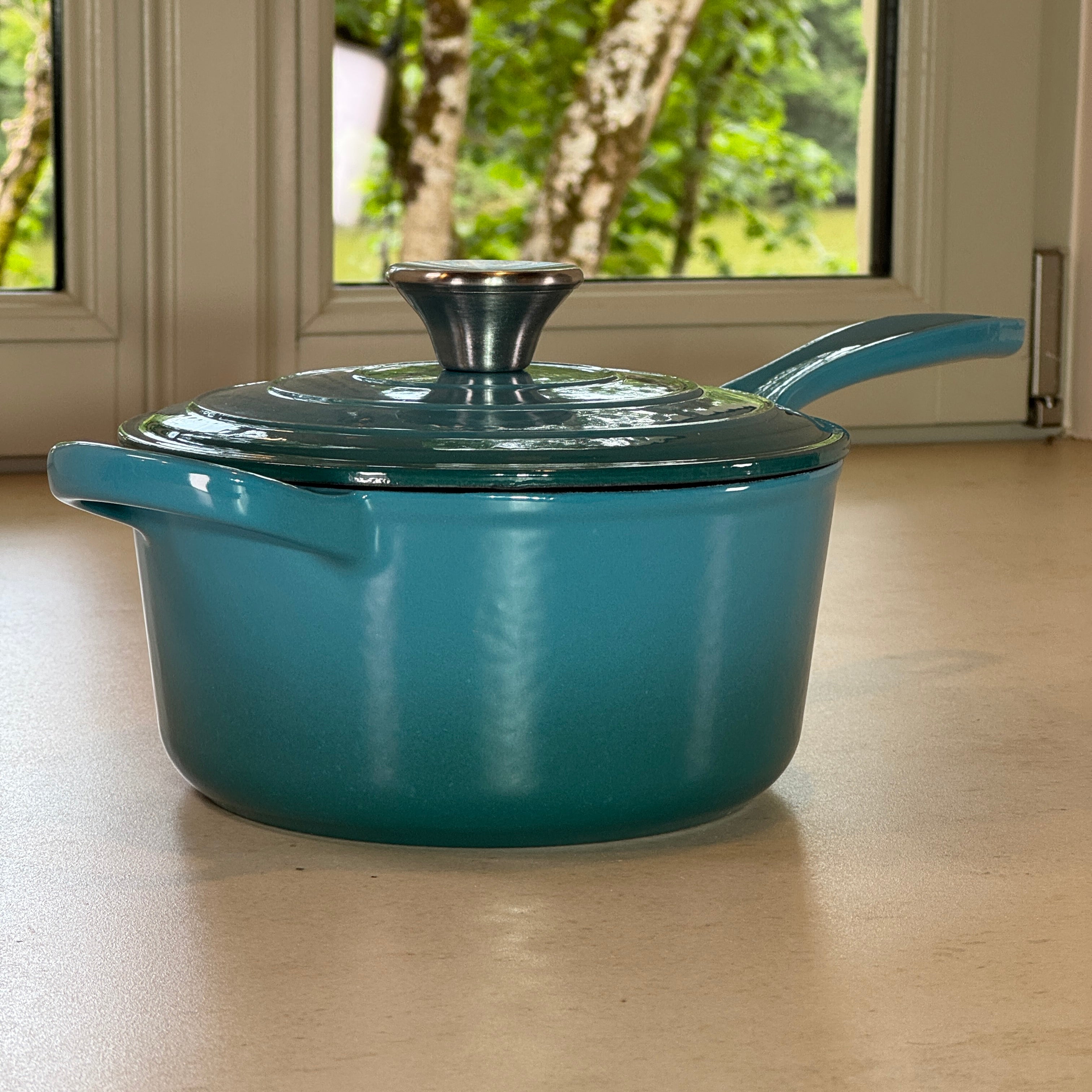 Casserole en fonte émaillée Turquoise avec anse longue pour verser et manipuler facilement