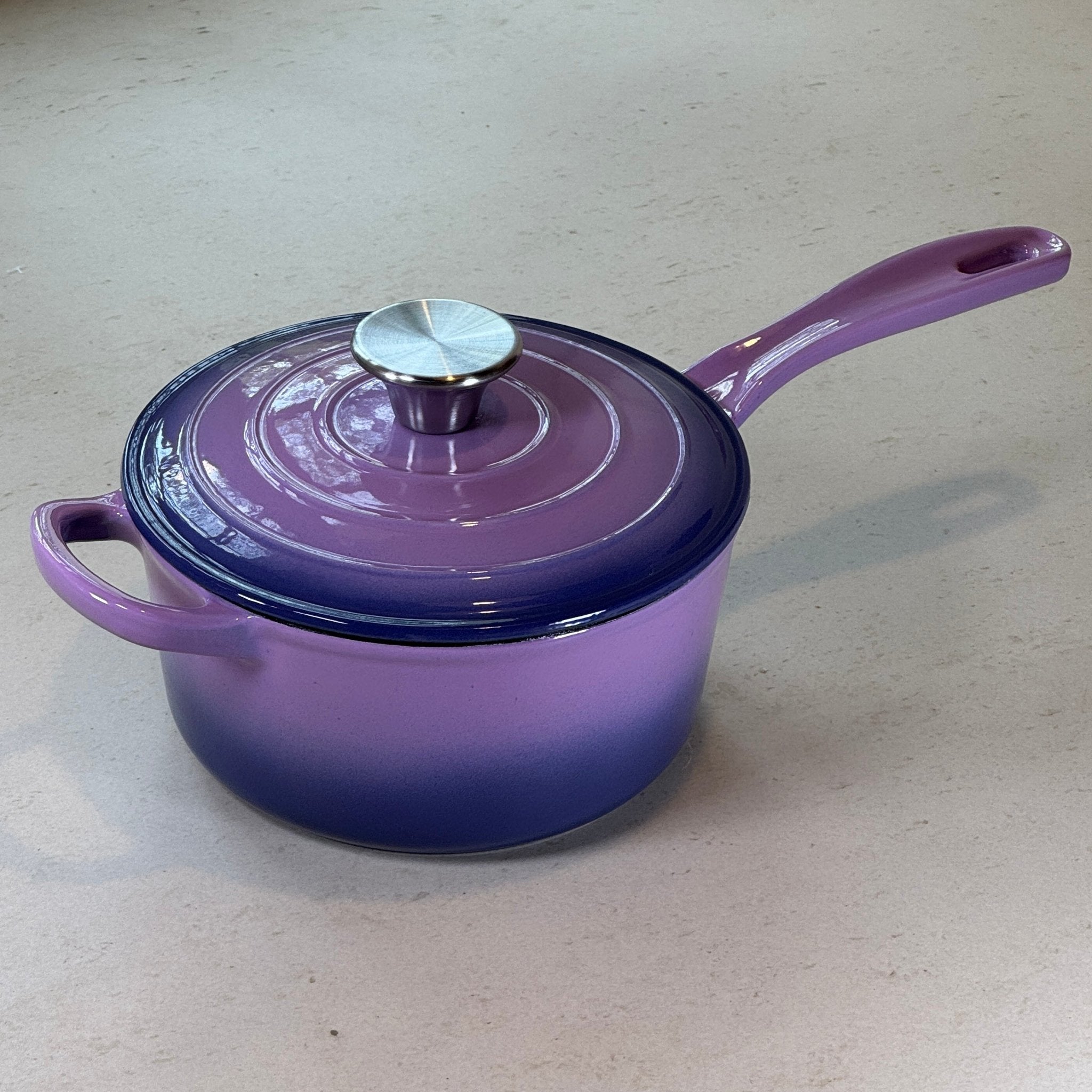 Casserole en fonte émaillée Violet Prune avec anse longue pour verser et manipuler facilement