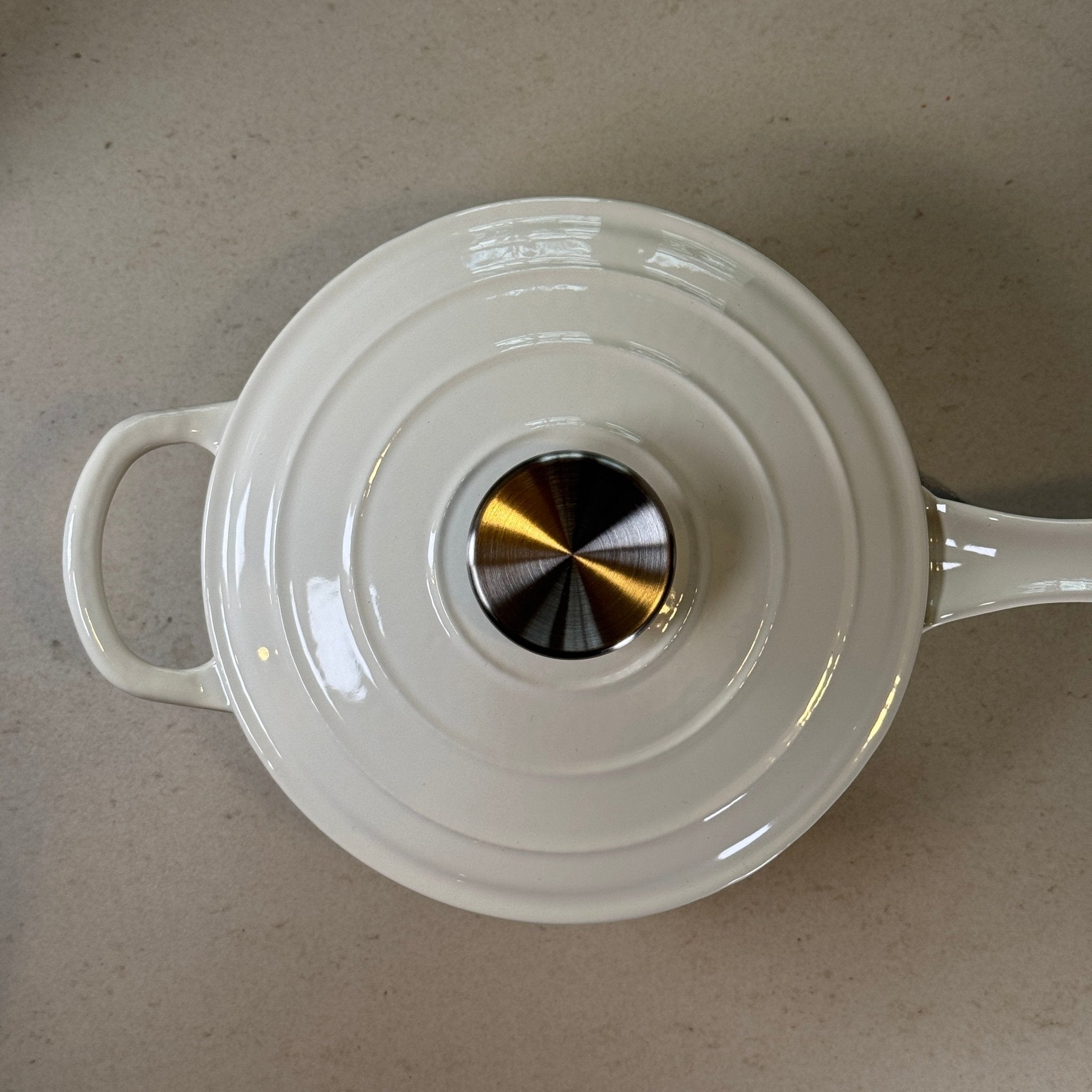 Casserole en fonte émaillée Blanc Vanille avec couvercle pour maintenir la chaleur et réussir sauces et réductions