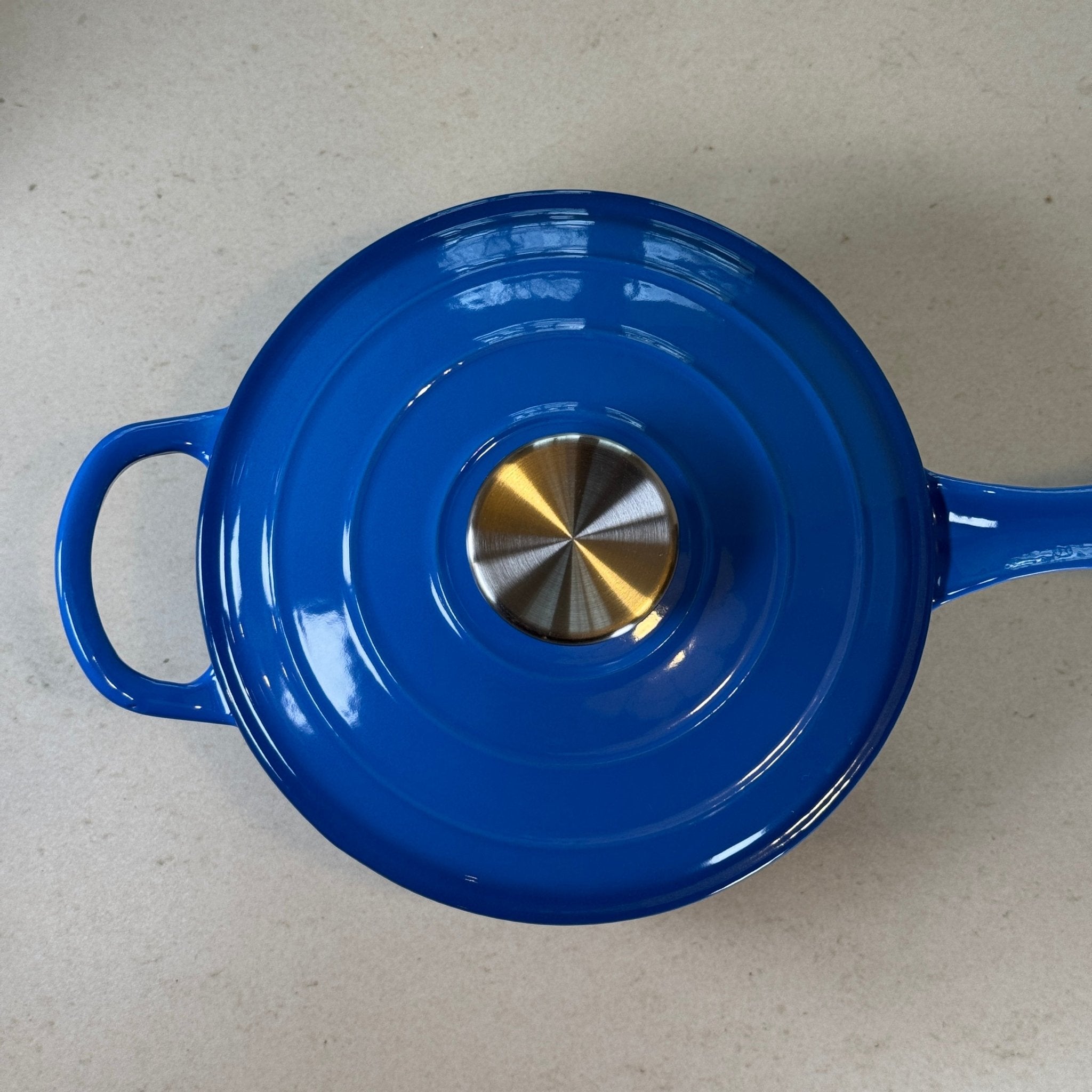 Casserole en fonte émaillée Bleu Myrtille avec couvercle pour maintenir la chaleur et réussir sauces et réductions