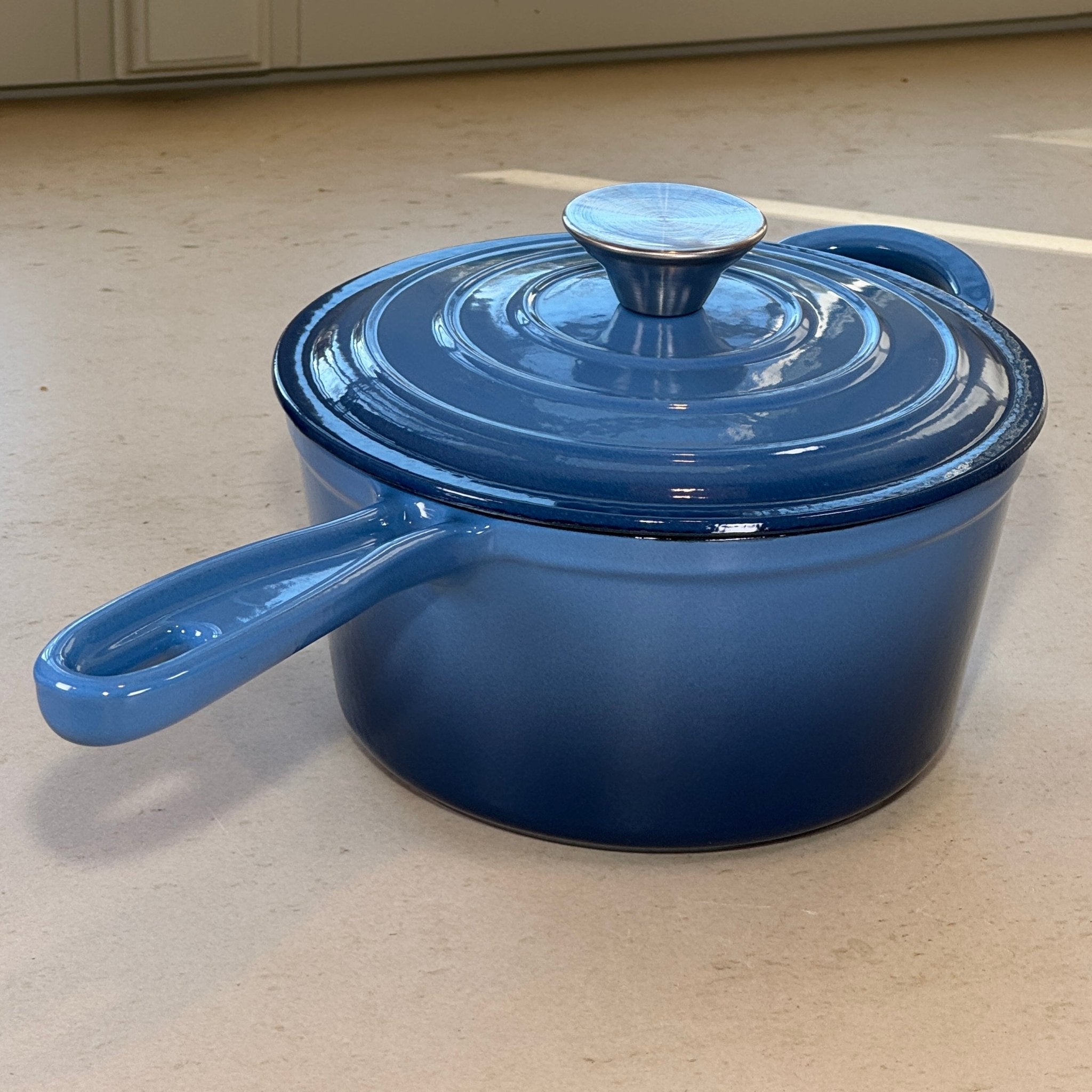 Casserole en fonte émaillée Bleu Perle avec couvercle pour maintenir la chaleur et réussir sauces et réductions