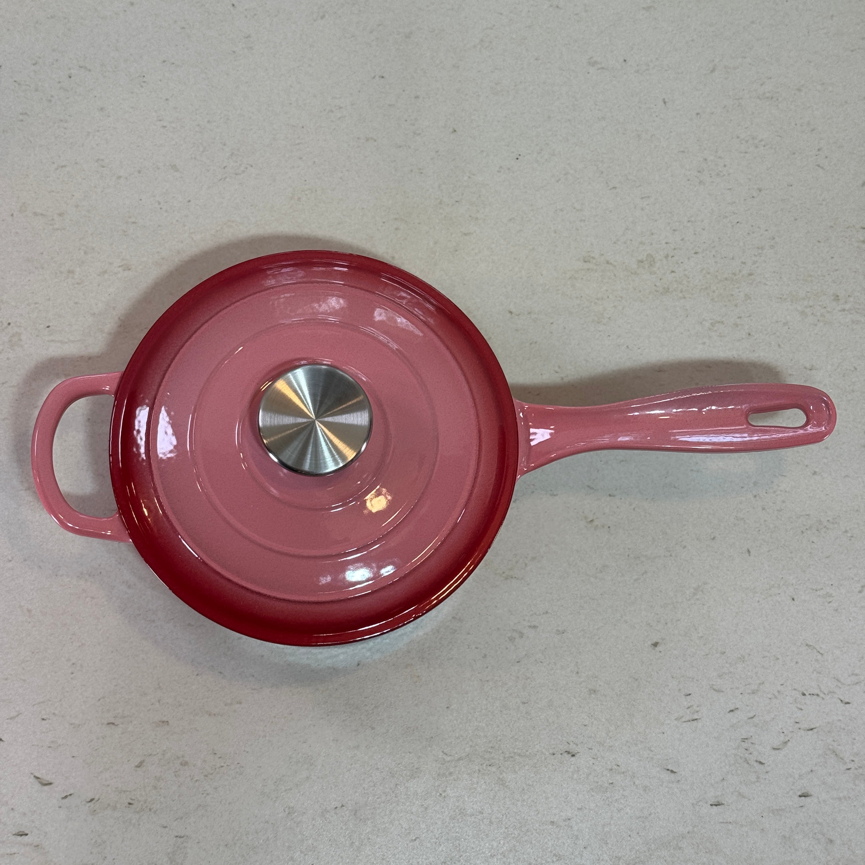 Casserole en fonte émaillée Rose avec zoom sur le couvercle qui maintien la chaleur permet réussir sauces et réductions