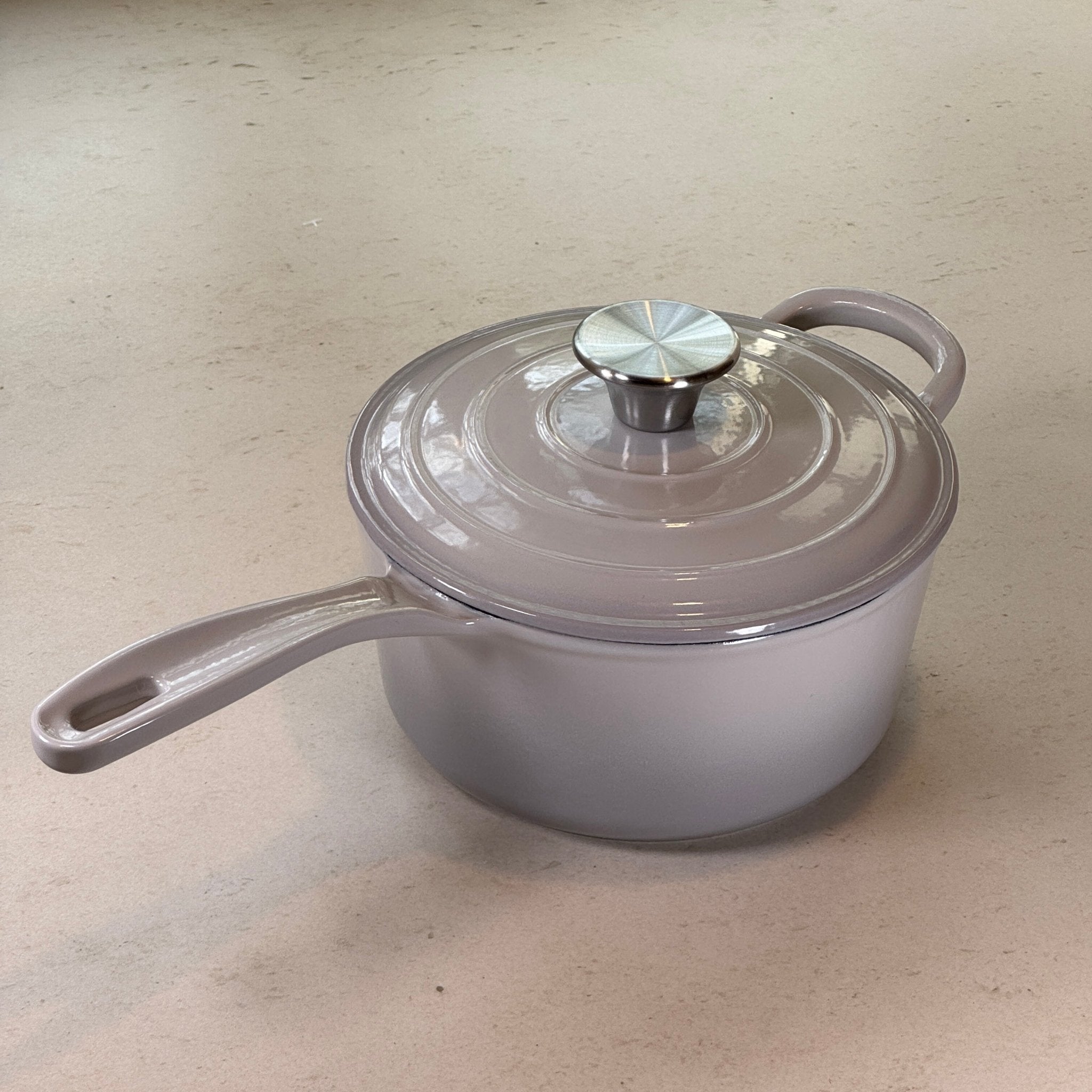 Casserole en fonte émaillée Gris Meringue conçue pour une cuisson précise et homogène au quotidien