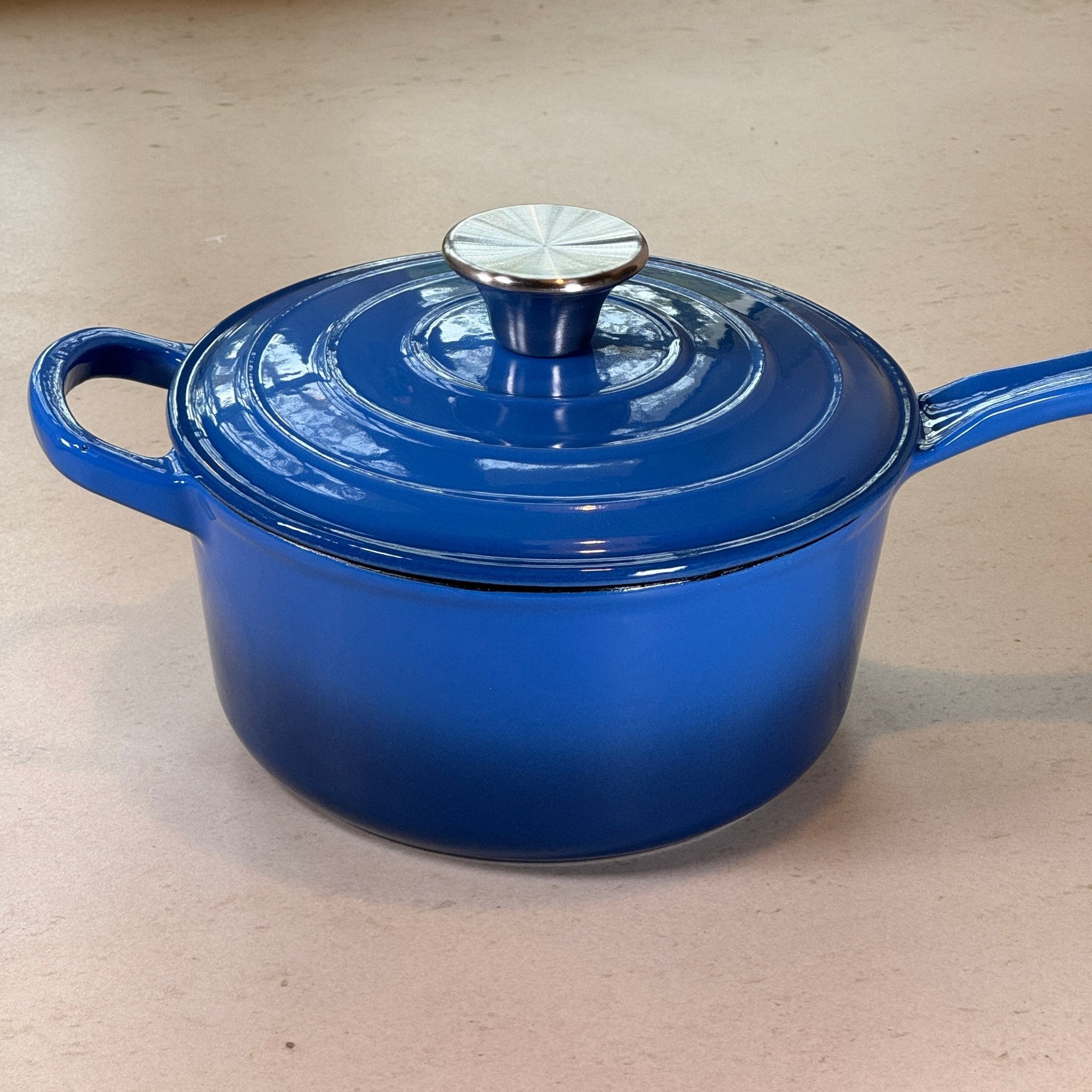 Casserole en fonte émaillée Bleu Myrtille idéale pour sauces maison, risottos et cuisine technique