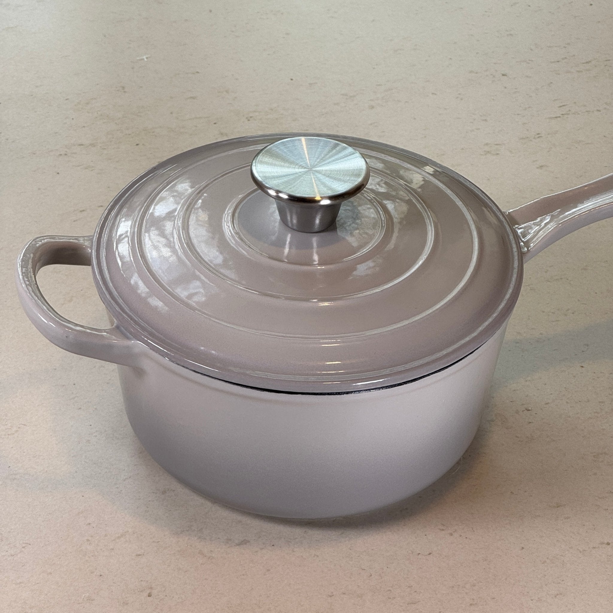 Casserole en fonte émaillée Gris Meringue idéale pour sauces maison, risottos et cuisine technique