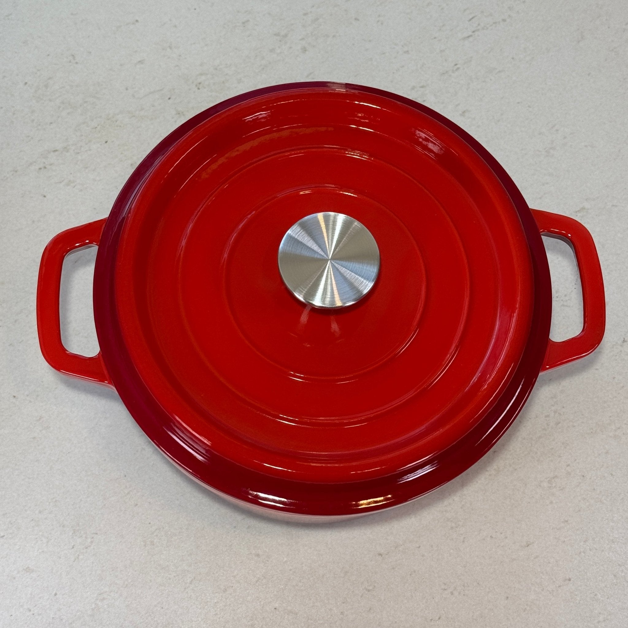 Cocotte classique ronde en fonte émaillée Rouge Cerise avec couvercle épais pour cuisson lente et maîtrisée
