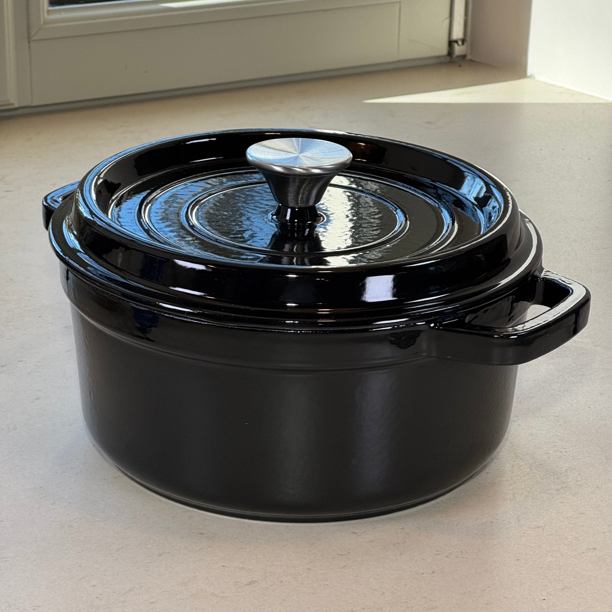 Cocotte classique ronde en fonte émaillée Noir Brillant idéale pour plats mijotés, ragoûts et recettes traditionnelles