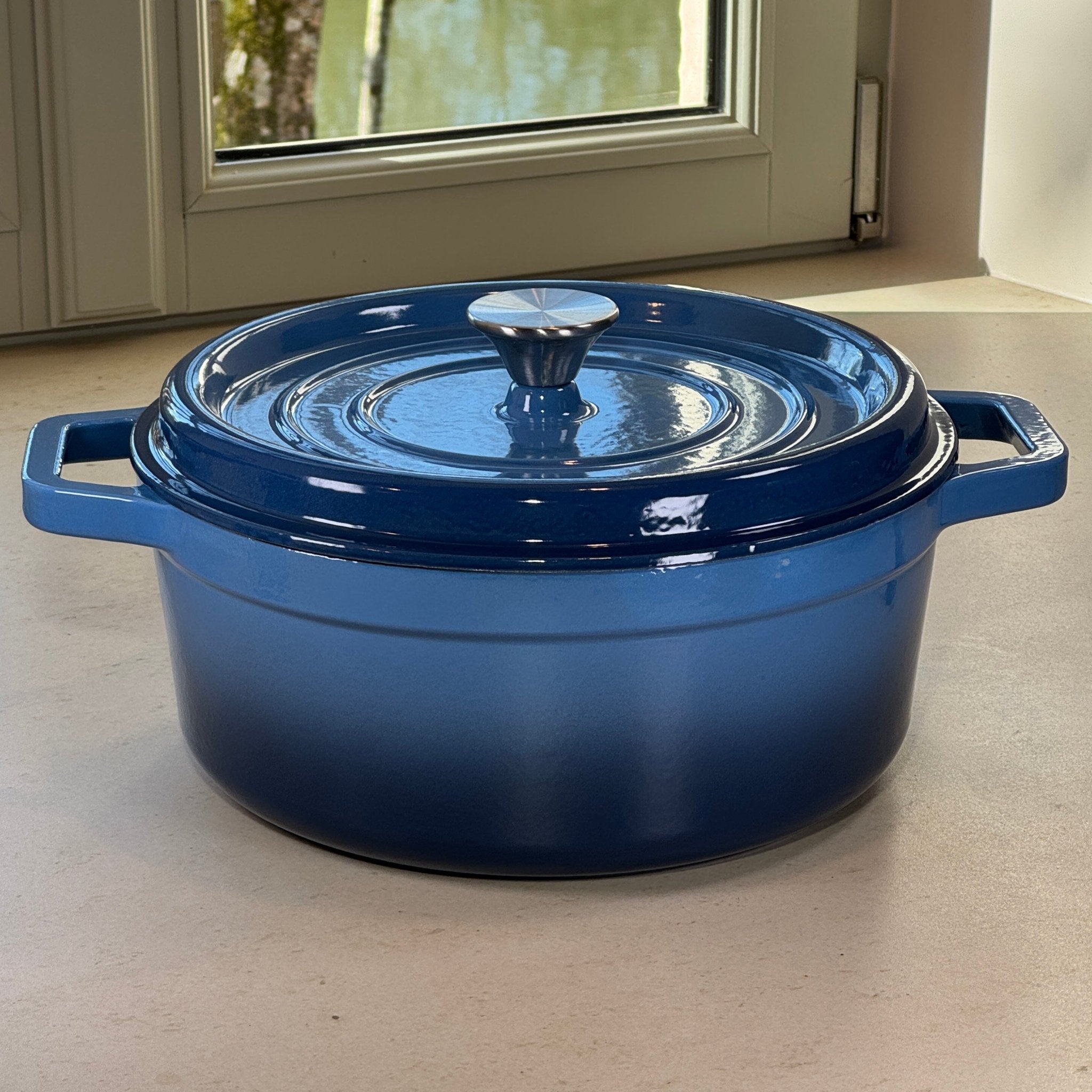 Cocotte classique ronde en fonte émaillée Bleu Perle avec poignées larges pour une manipulation sécurisée