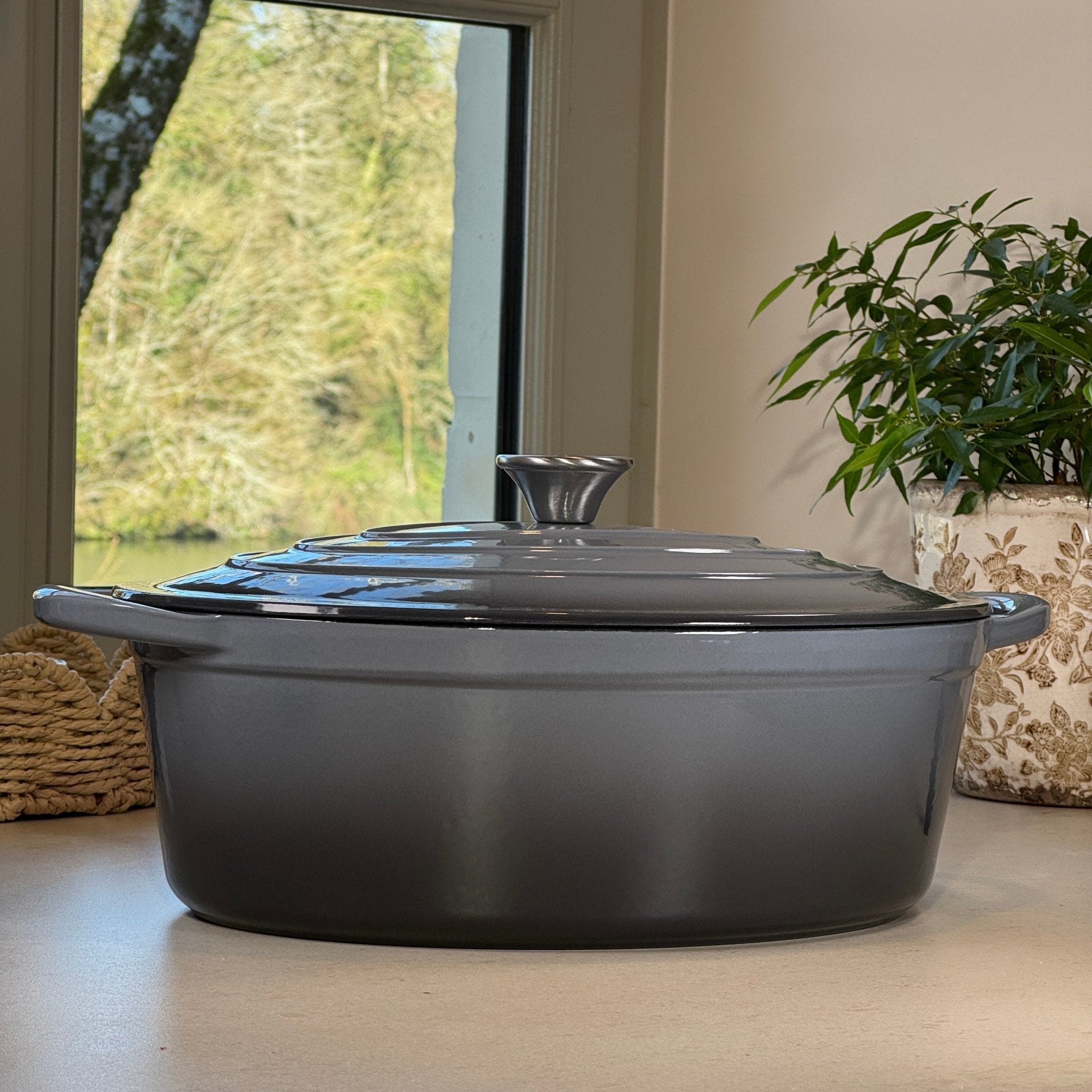 Cocotte ovale en fonte émaillée gris anthracite posée sur plan de cuisine moderne