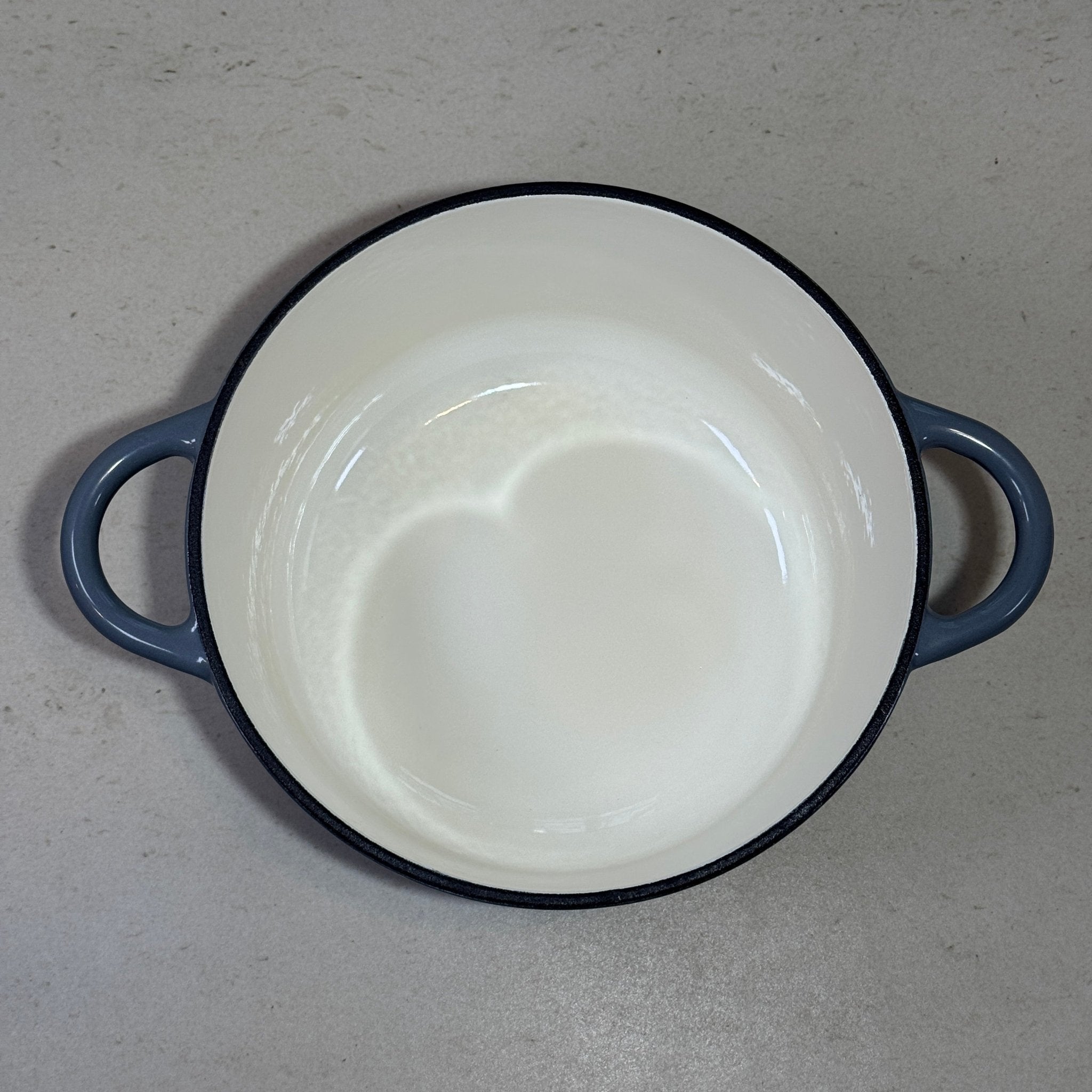 Intérieur clair d’une cocotte en fonte émaillée gris anthracite pour cuisson homogène et facile à nettoyer