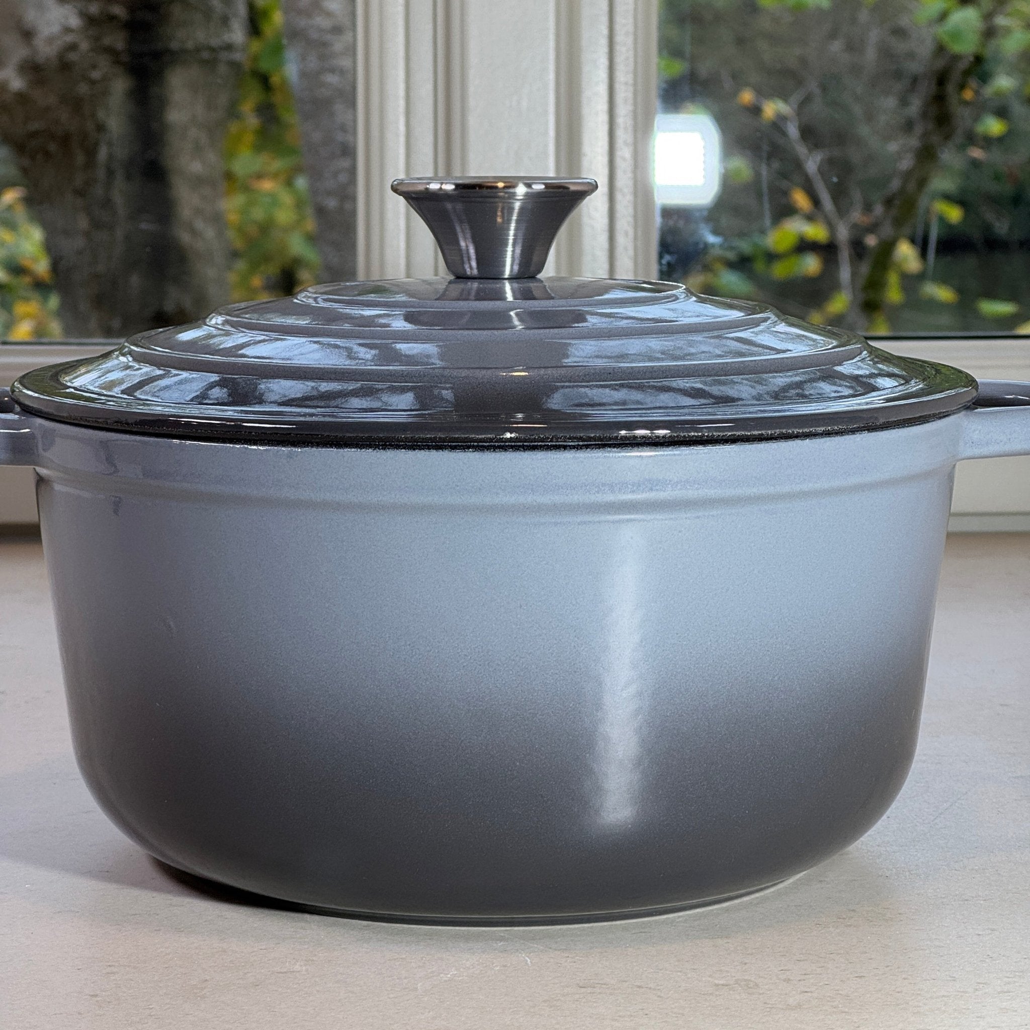 Cocotte en fonte émaillée Gris Anthracite avec poignées larges pour une manipulation sécurisée