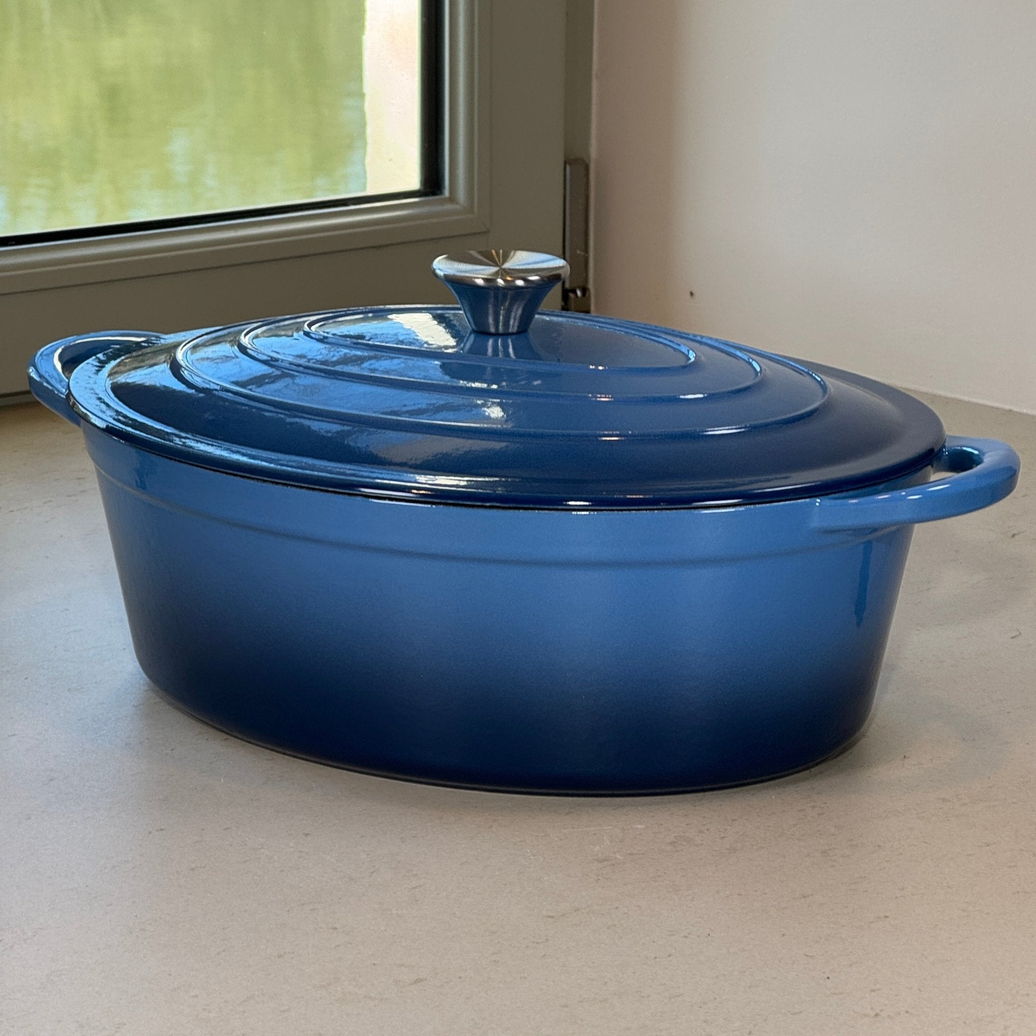 Cocotte ovale en fonte émaillée bleue perle idéale pour cuisson lente et mijotage en cuisine