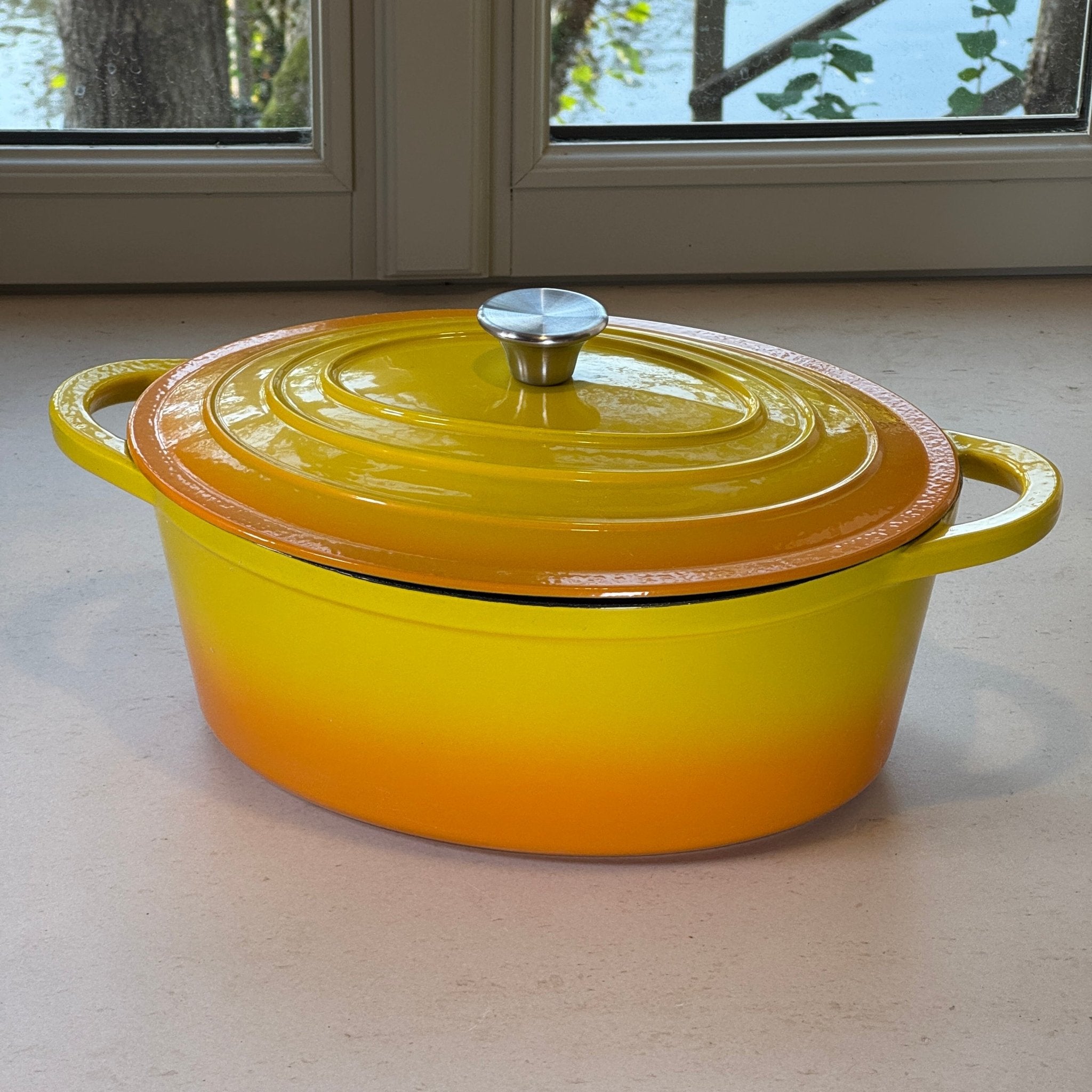 Cocotte ovale en fonte émaillée Jaune Citron idéale pour cuisson lente et plats mijotés