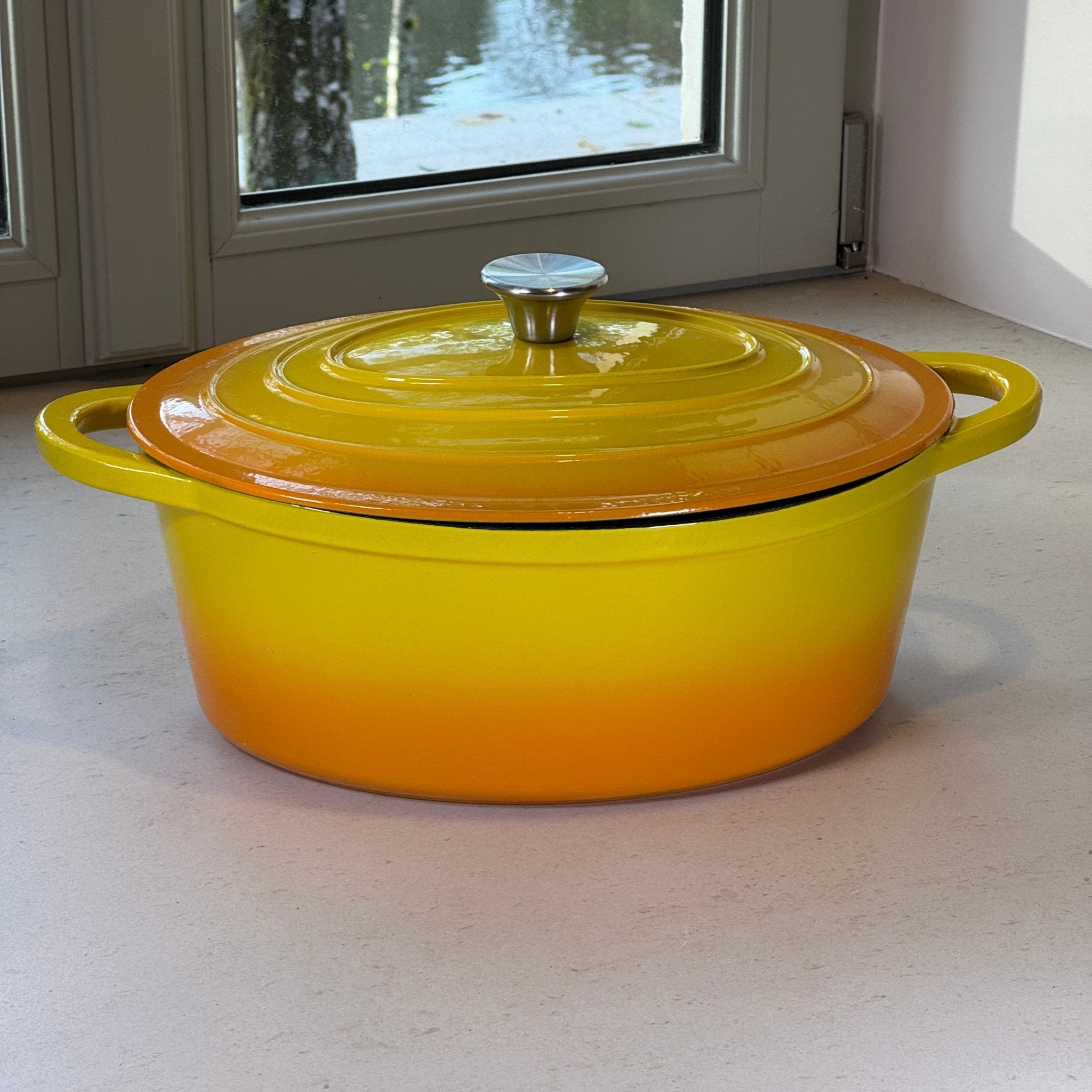 Cocotte ovale en fonte émaillée Jaune Citron avec poignées larges pour une prise en main sécurisée