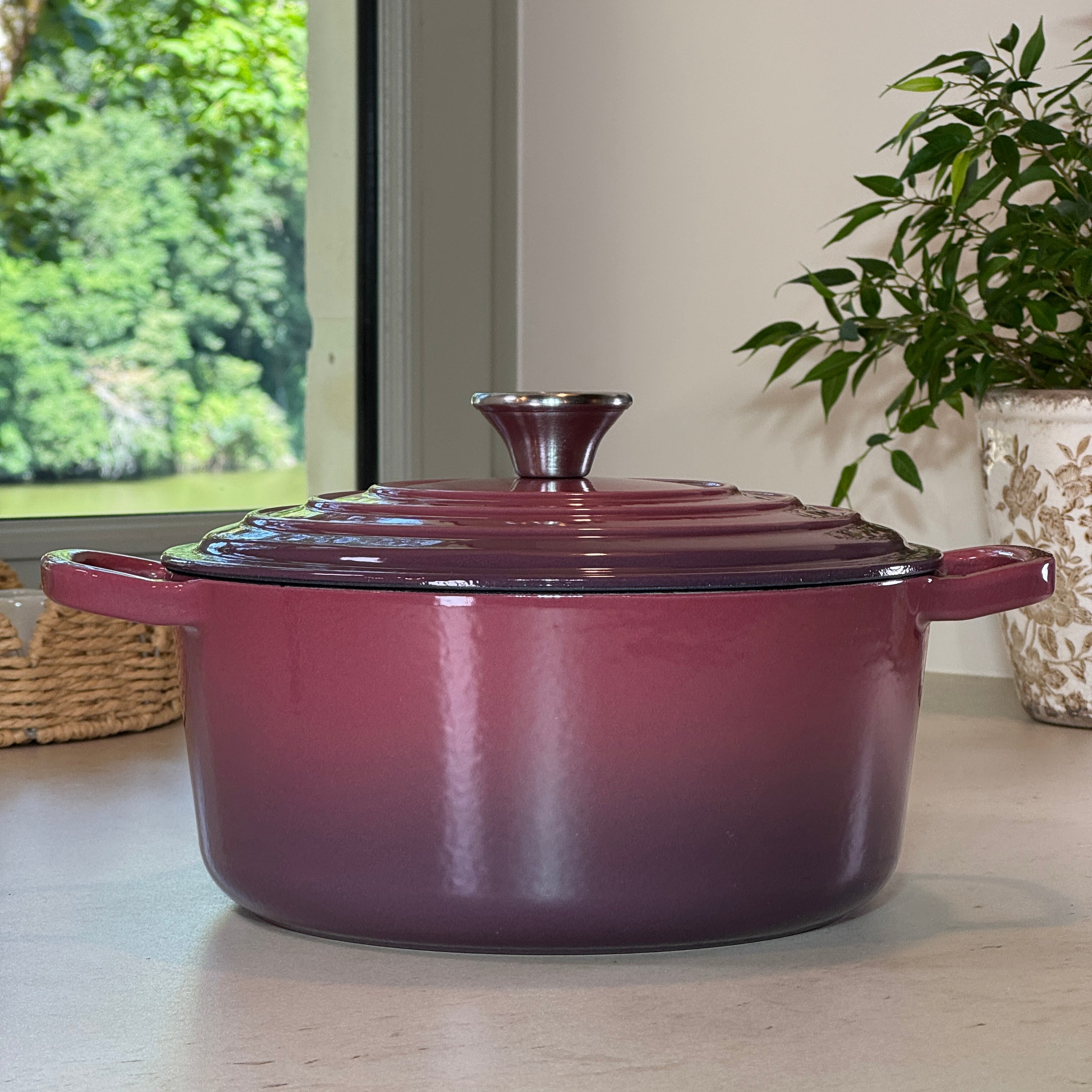 Cocotte ronde en fonte émaillée Figue 24 cm avec couvercle à picots pour cuisson mijotée