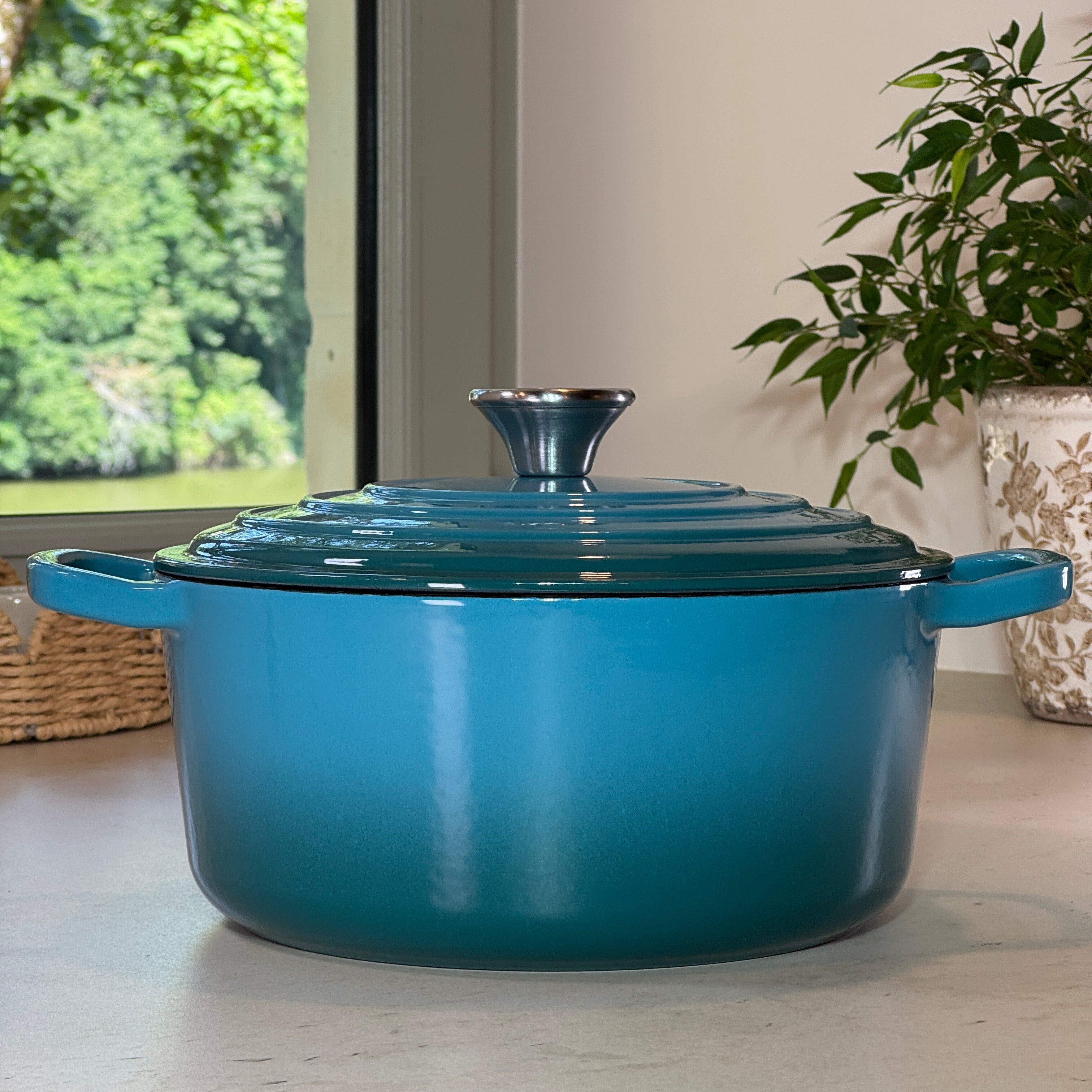 Cocotte ronde en fonte émaillée Turquoise 24 cm avec couvercle à picots pour cuisson mijotée