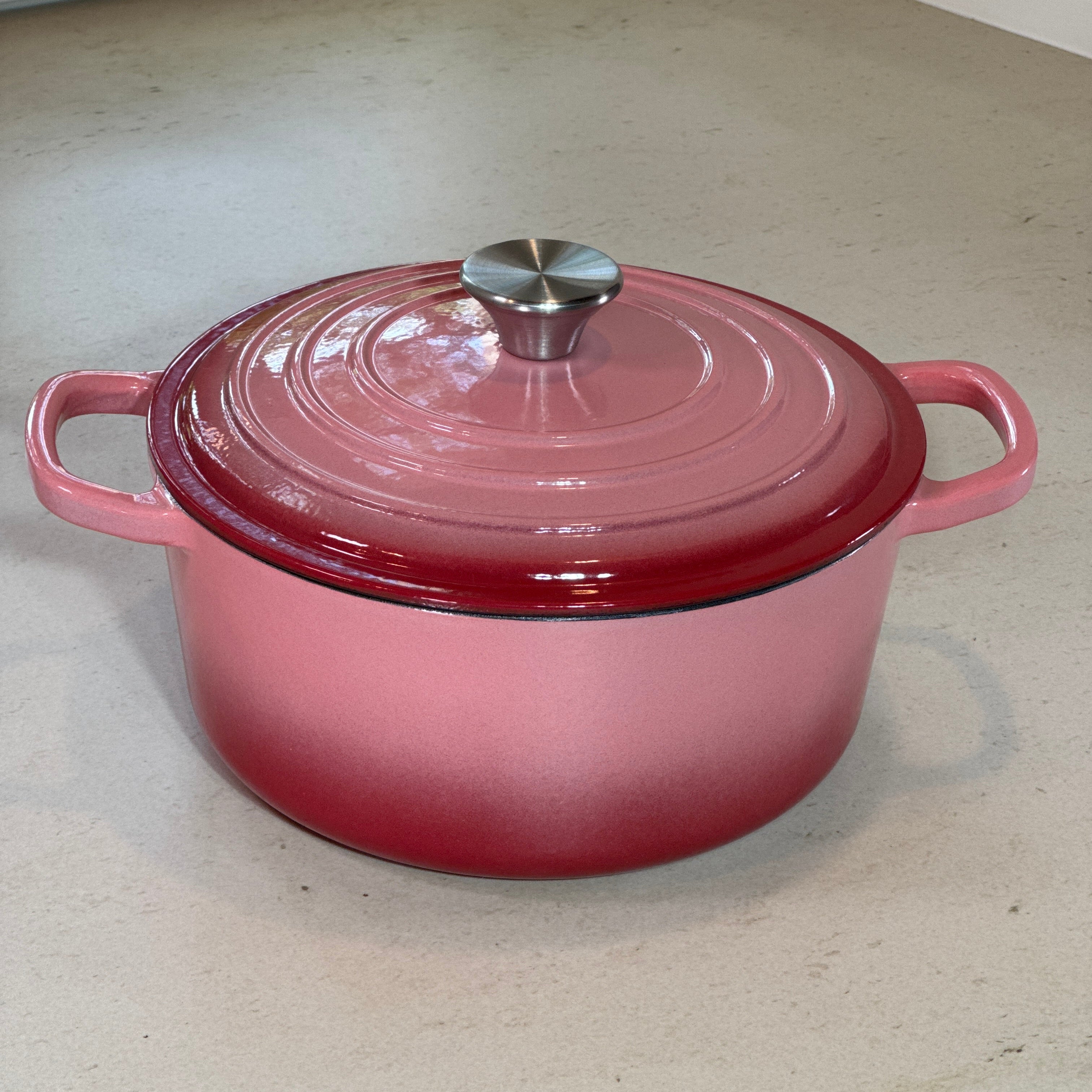 Cocotte ronde en fonte émaillée Rose avec poignées larges pour une manipulation sécurisée