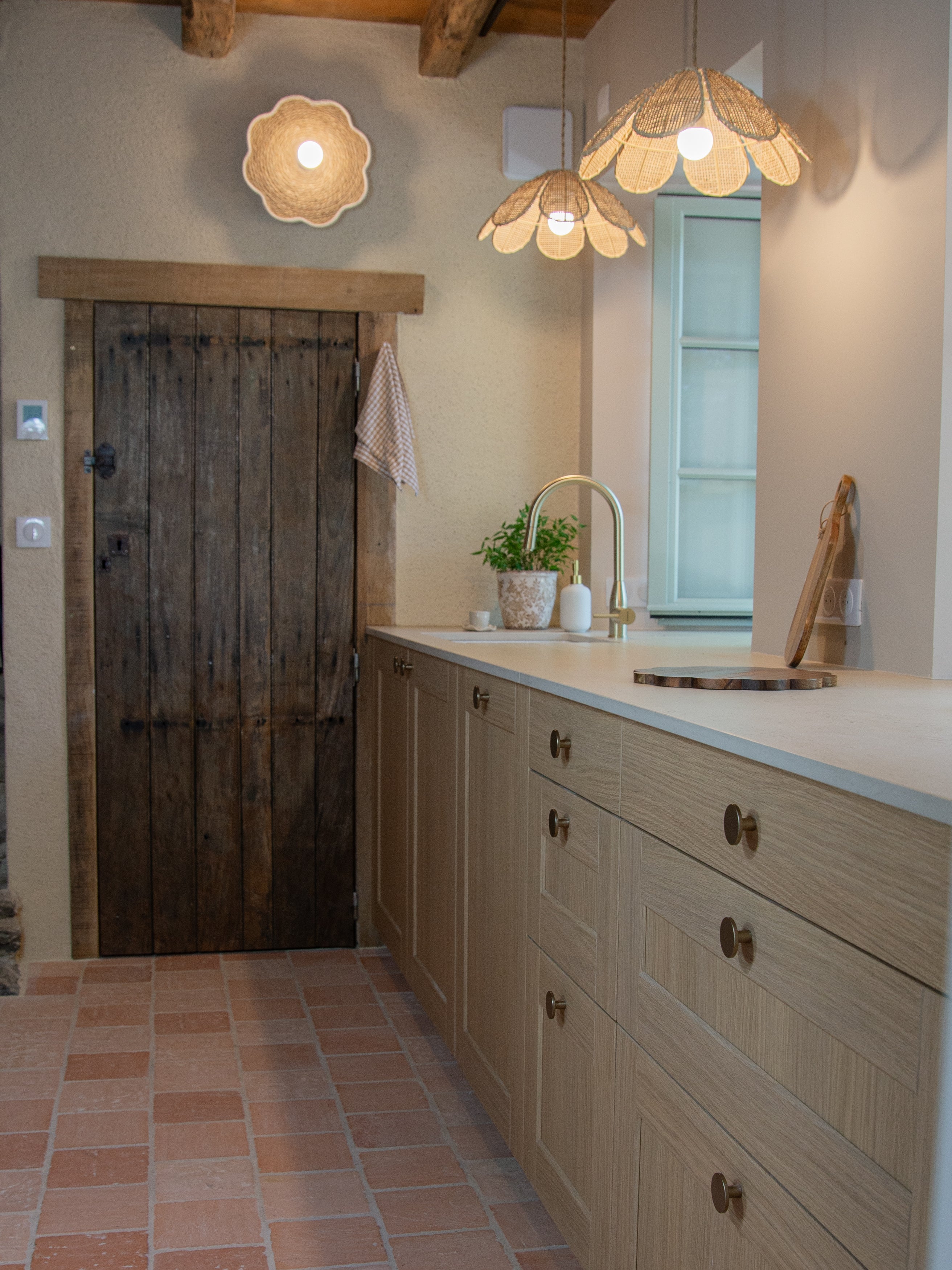 Cuisine ancienne esthétique avec une porte en bois et un sol en tommette