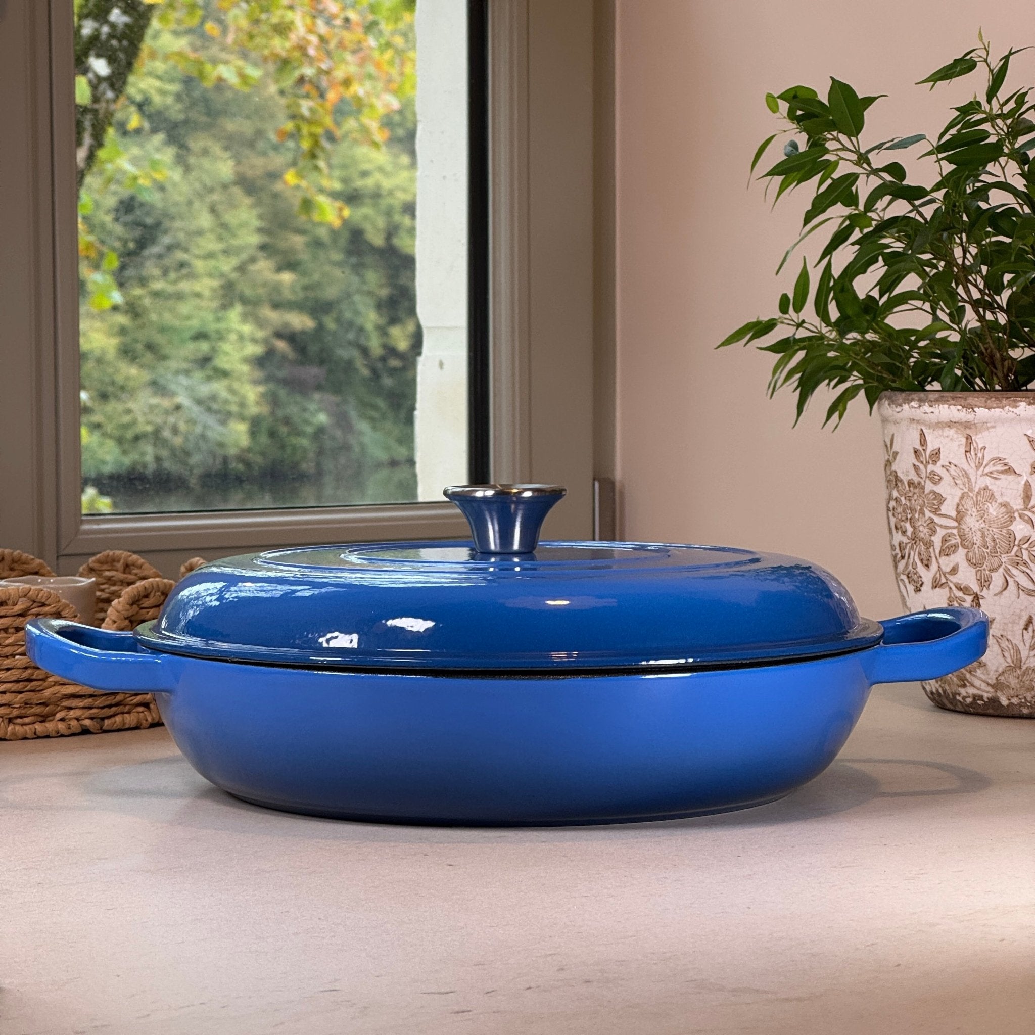 Faitout en fonte émaillée Bleu Myrtille 30 cm avec couvercle à picots pour cuisson homogène