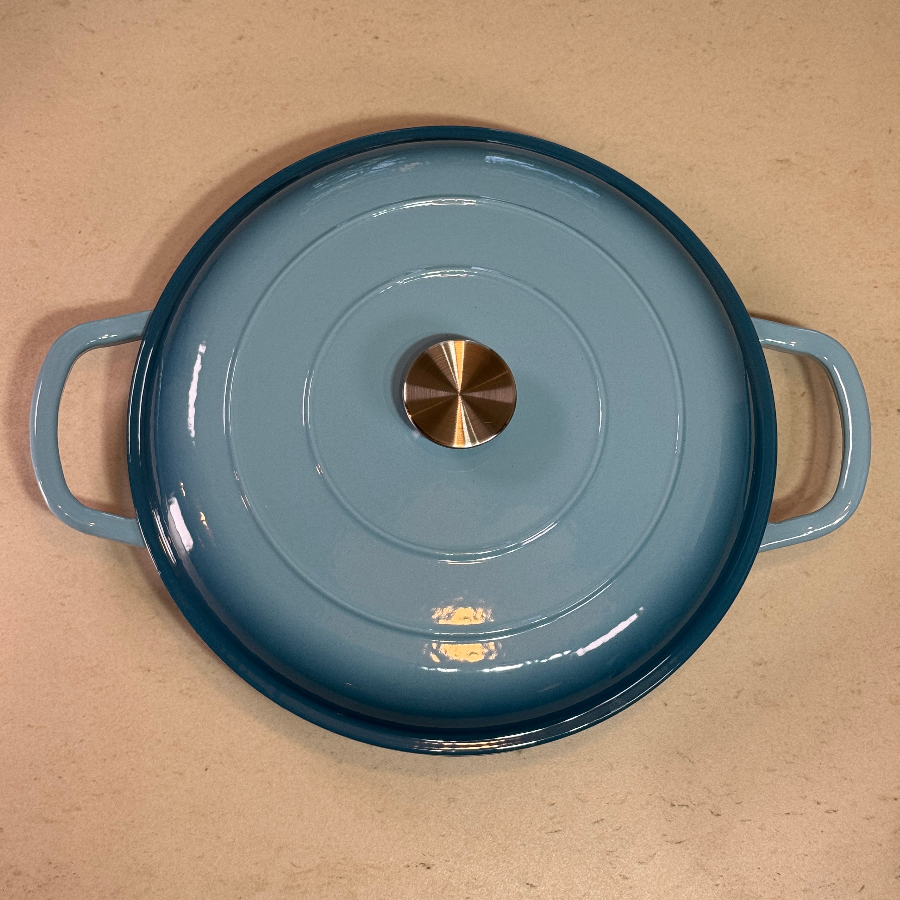 Faitout en fonte émaillée bleu ciel avec couvercle à picots assurant un arrosage naturel des plats pendant la cuisson