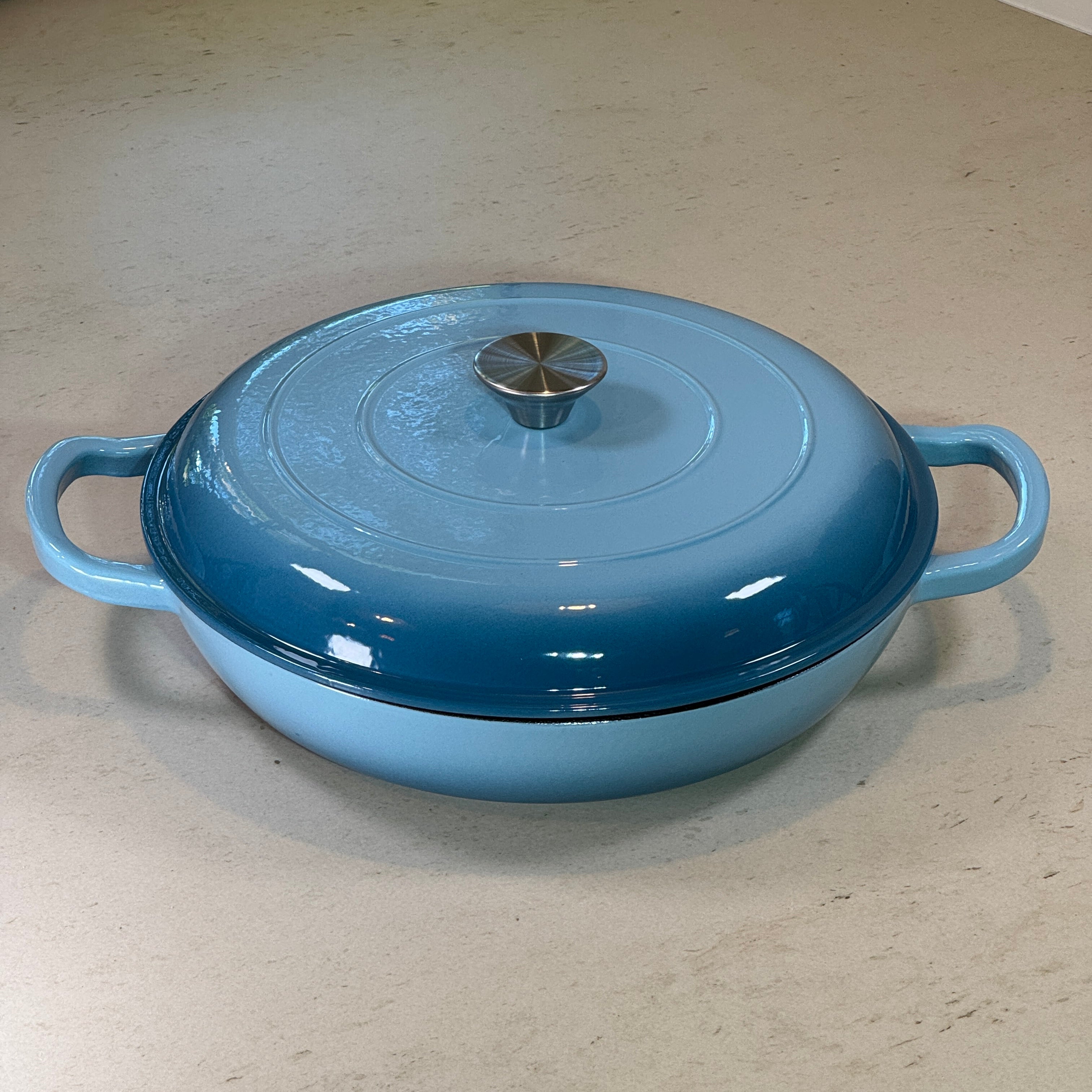 Faitout en fonte émaillée bleu ciel assurant une diffusion lente et régulière de la chaleur pour une cuisson maîtrisée