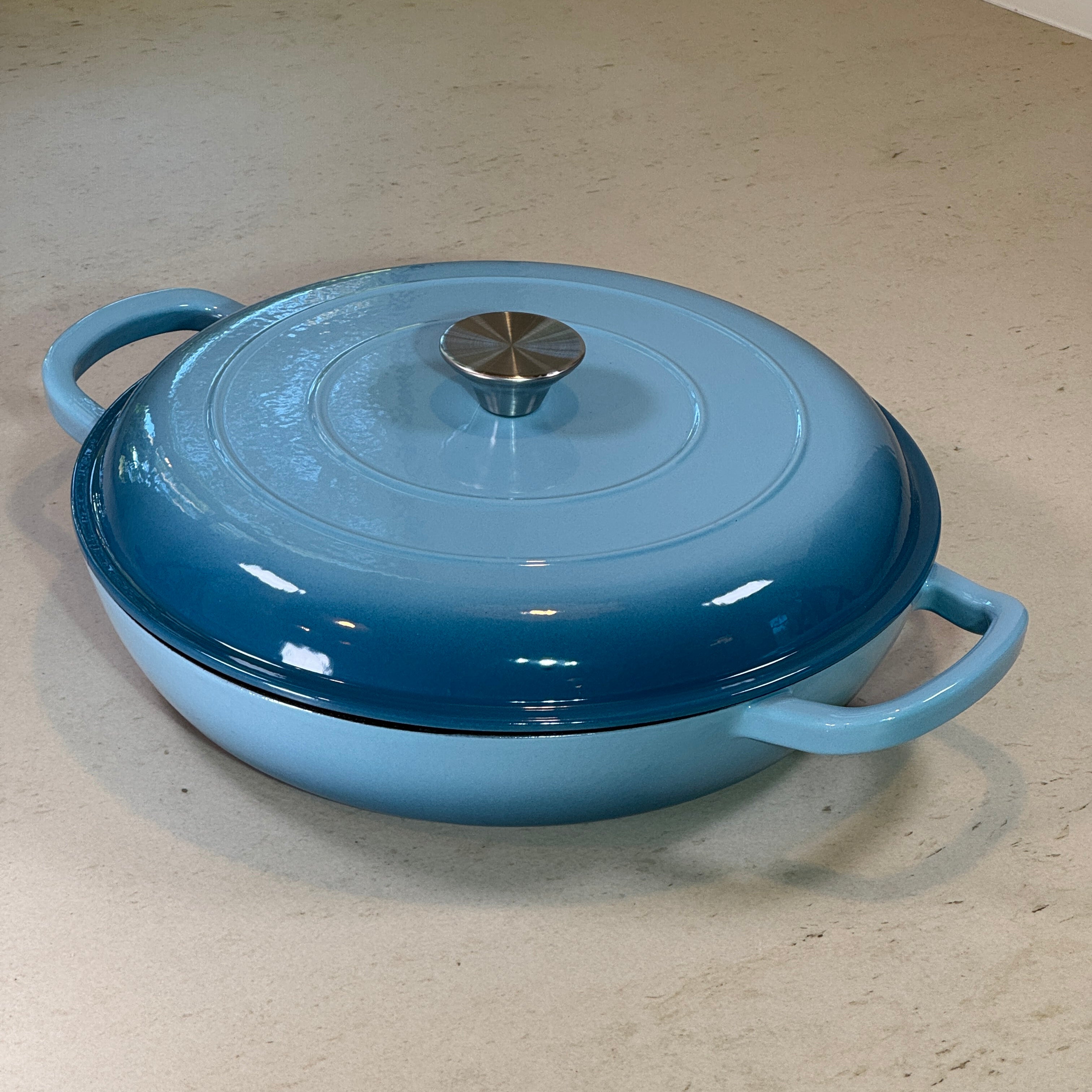 Faitout en fonte émaillée bleu ciel adapté à la cuisine quotidienne et aux plats faits maison