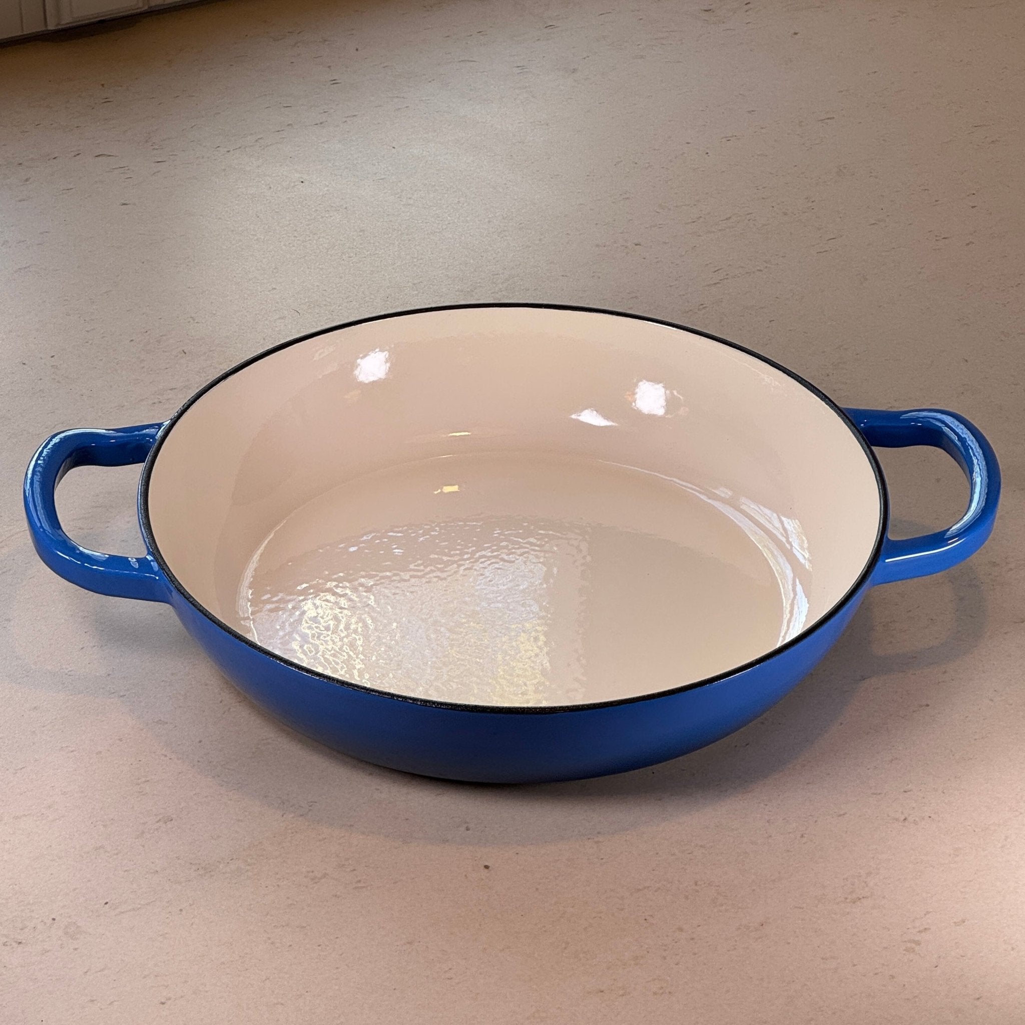 Faitout en fonte émaillée bleu myrtille grande capacité idéal pour recettes familiales, ragoûts et plats mijotés