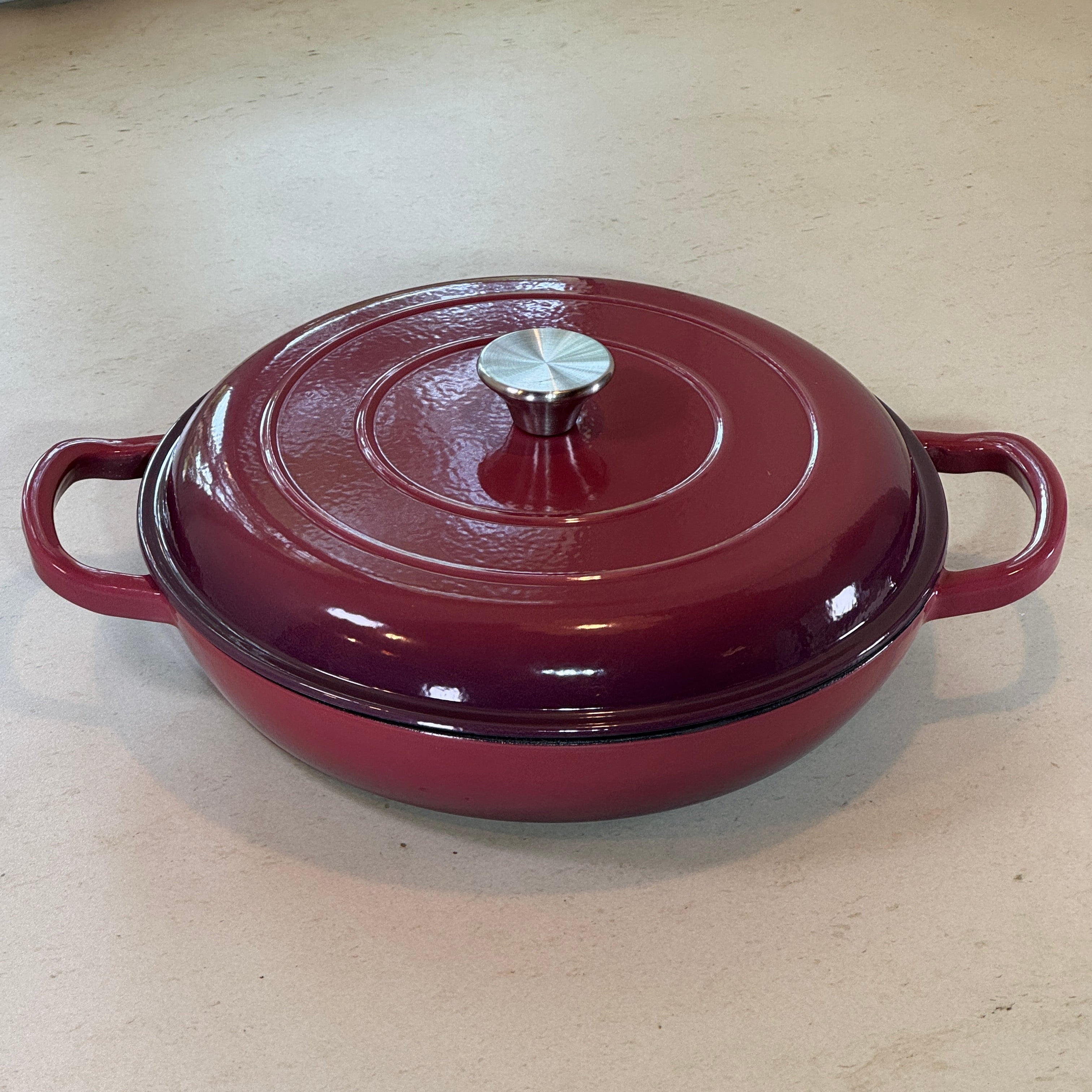 Faitout en fonte émaillée figue assurant une diffusion lente et régulière de la chaleur pour une cuisson maîtrisée