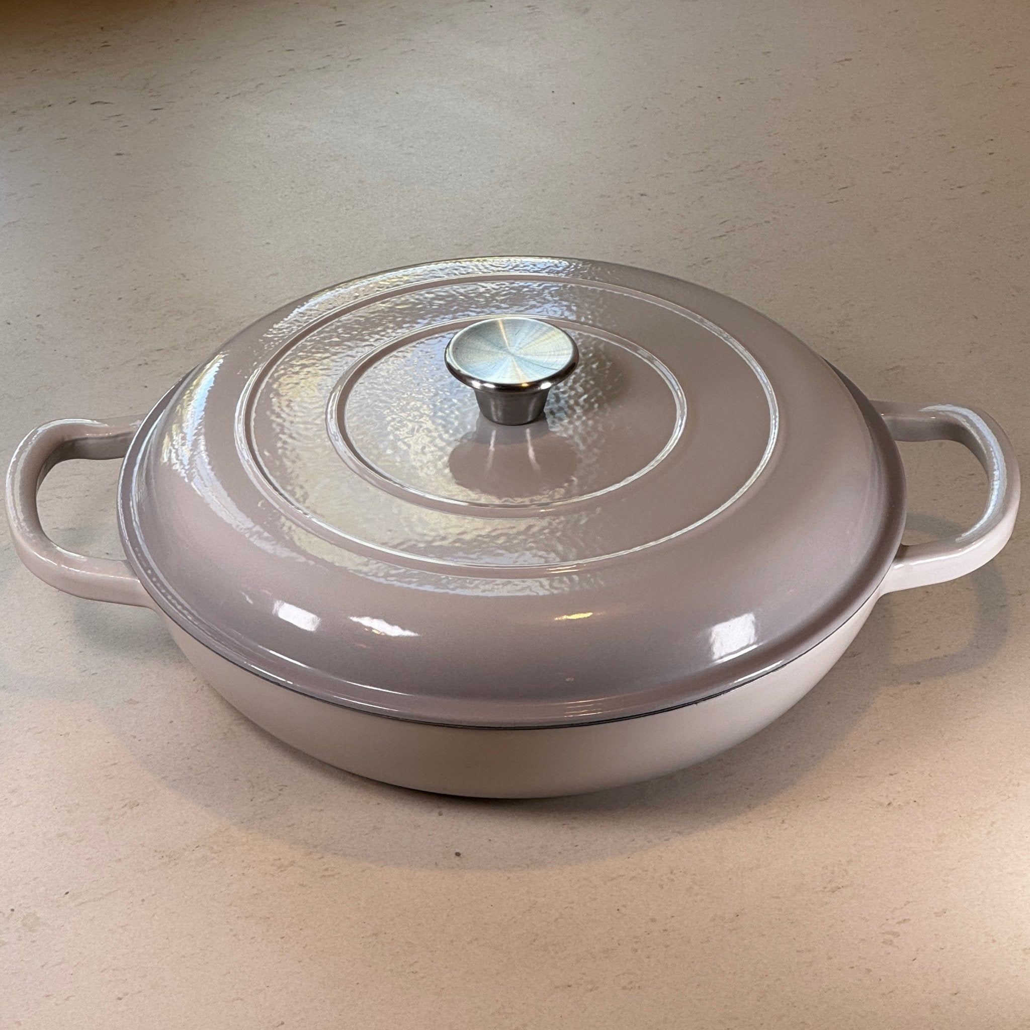 Faitout en fonte émaillée gris meringue grande capacité idéal pour recettes familiales, ragoûts et plats mijotés