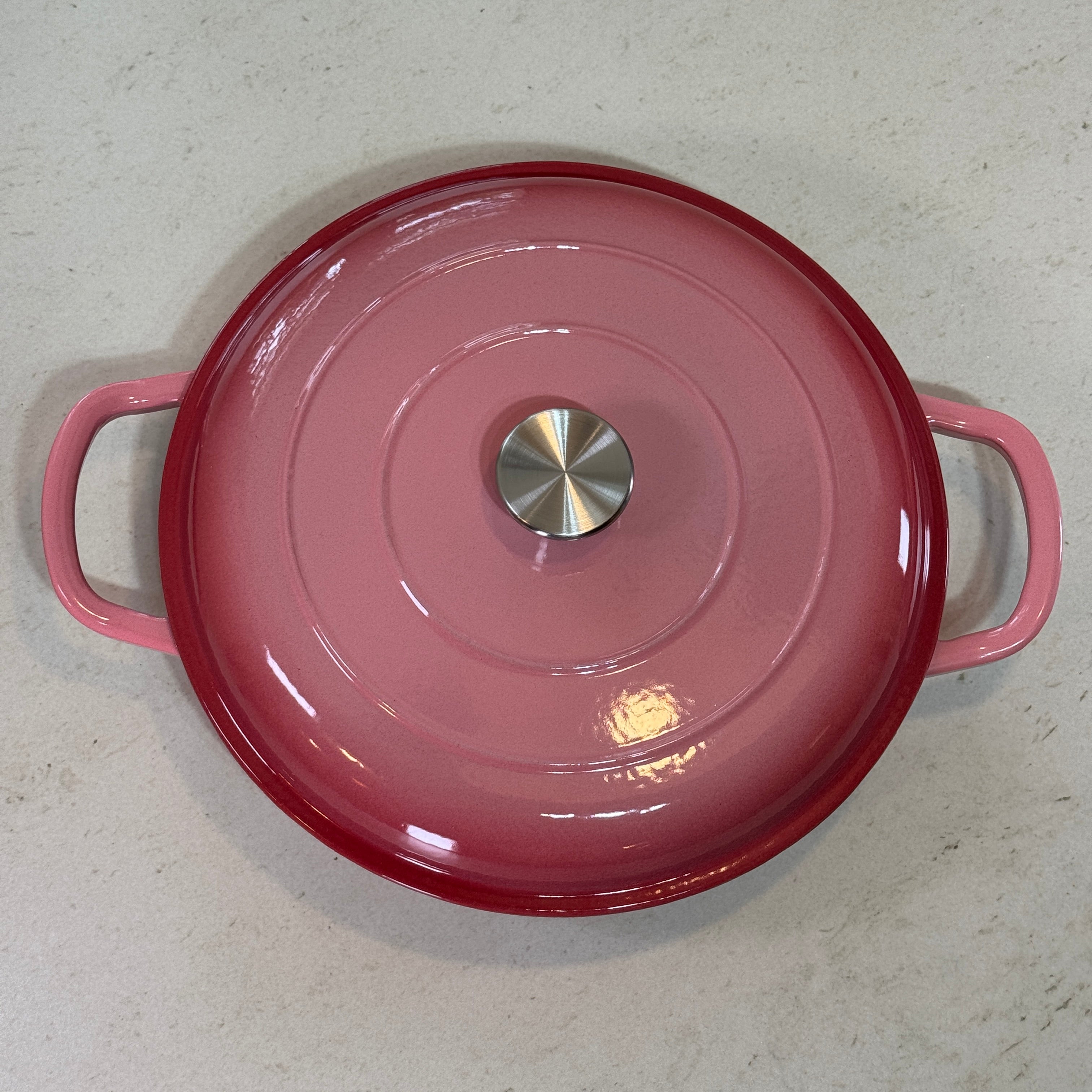 Faitout en fonte émaillée rose avec couvercle à picots assurant un arrosage naturel des plats pendant la cuisson