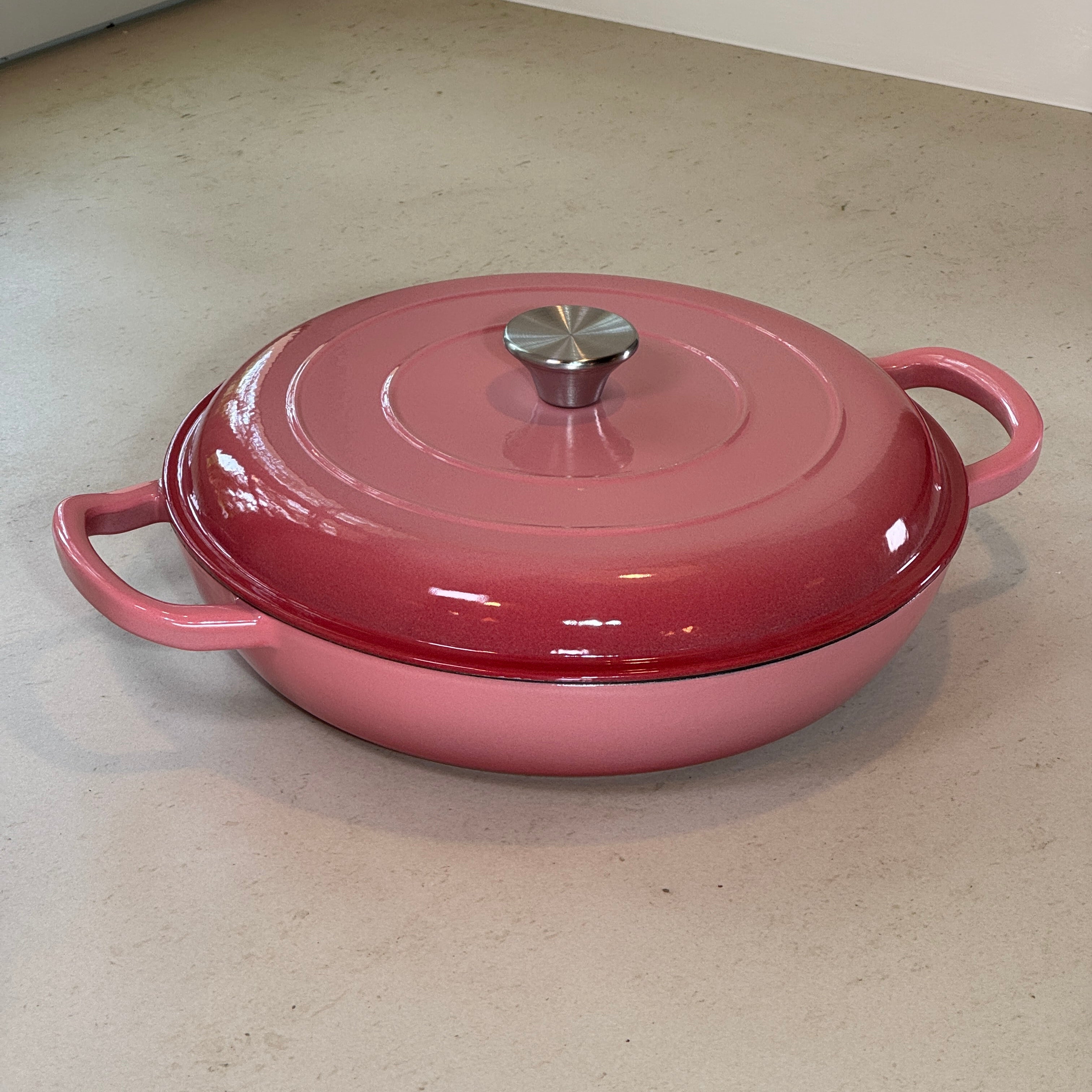 Faitout en fonte émaillée rose assurant une diffusion lente et régulière de la chaleur pour une cuisson maîtrisée