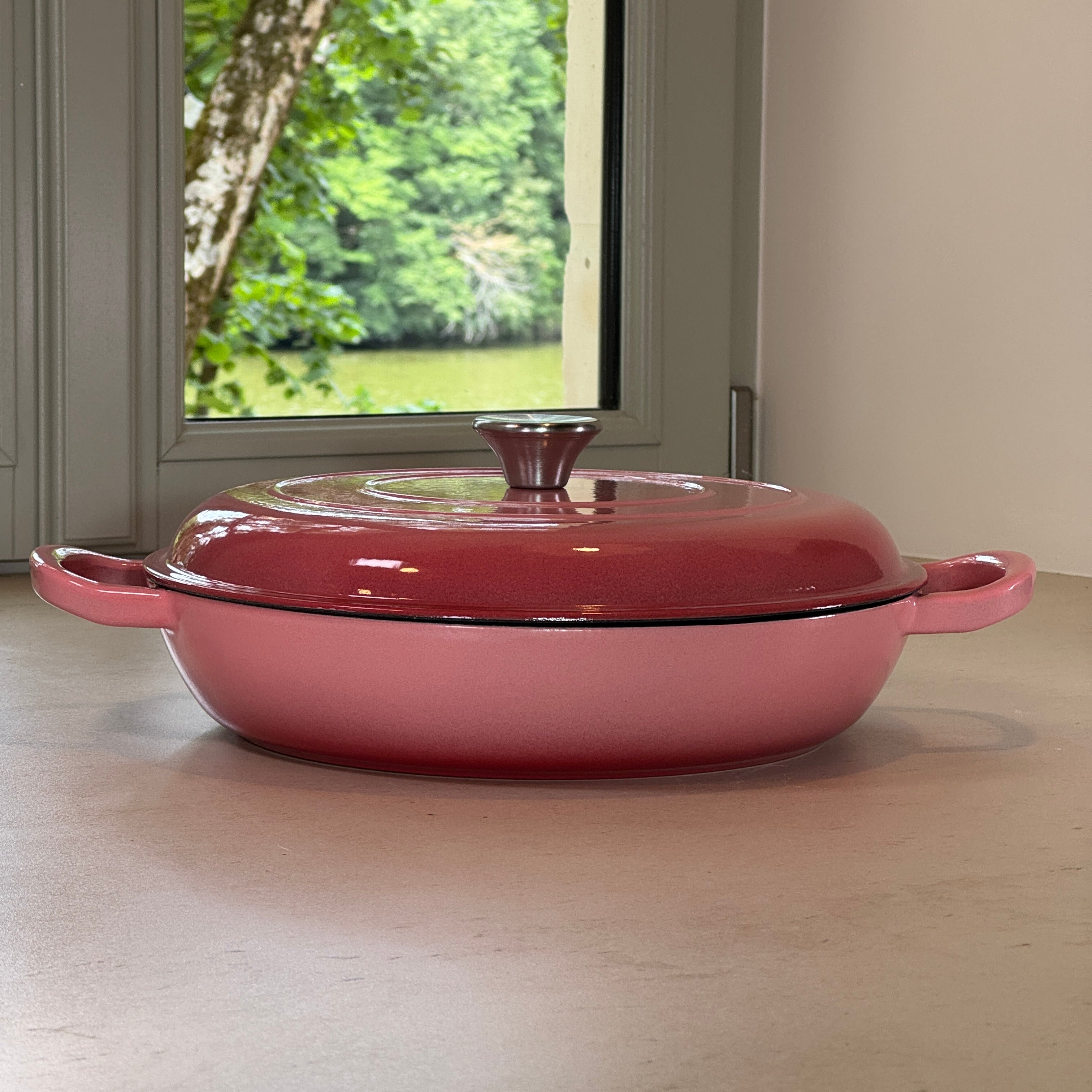 Faitout en fonte émaillée rose idéal pour plats mijotés, cuisine traditionnelle et recettes réconfortantes