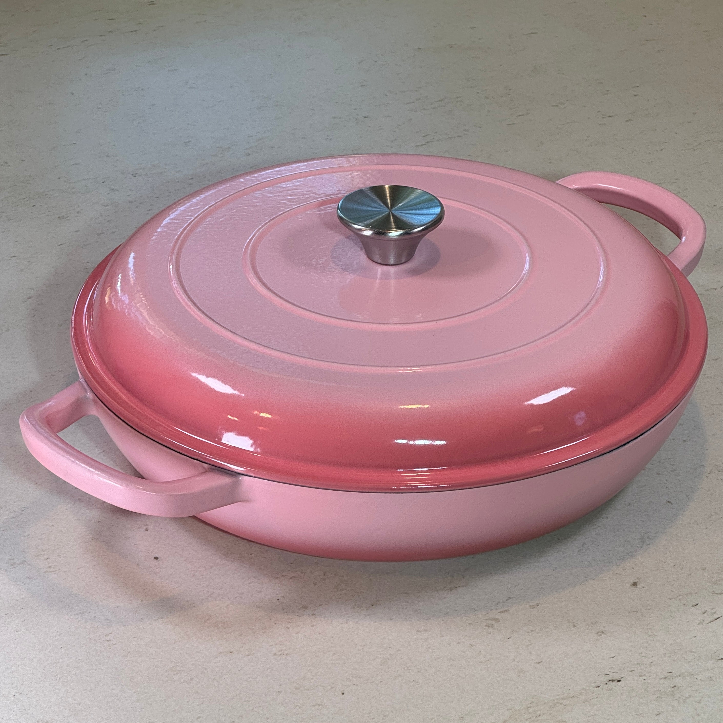 Faitout en fonte émaillée rose poudré idéal pour plats mijotés, cuisine traditionnelle et recettes réconfortantes