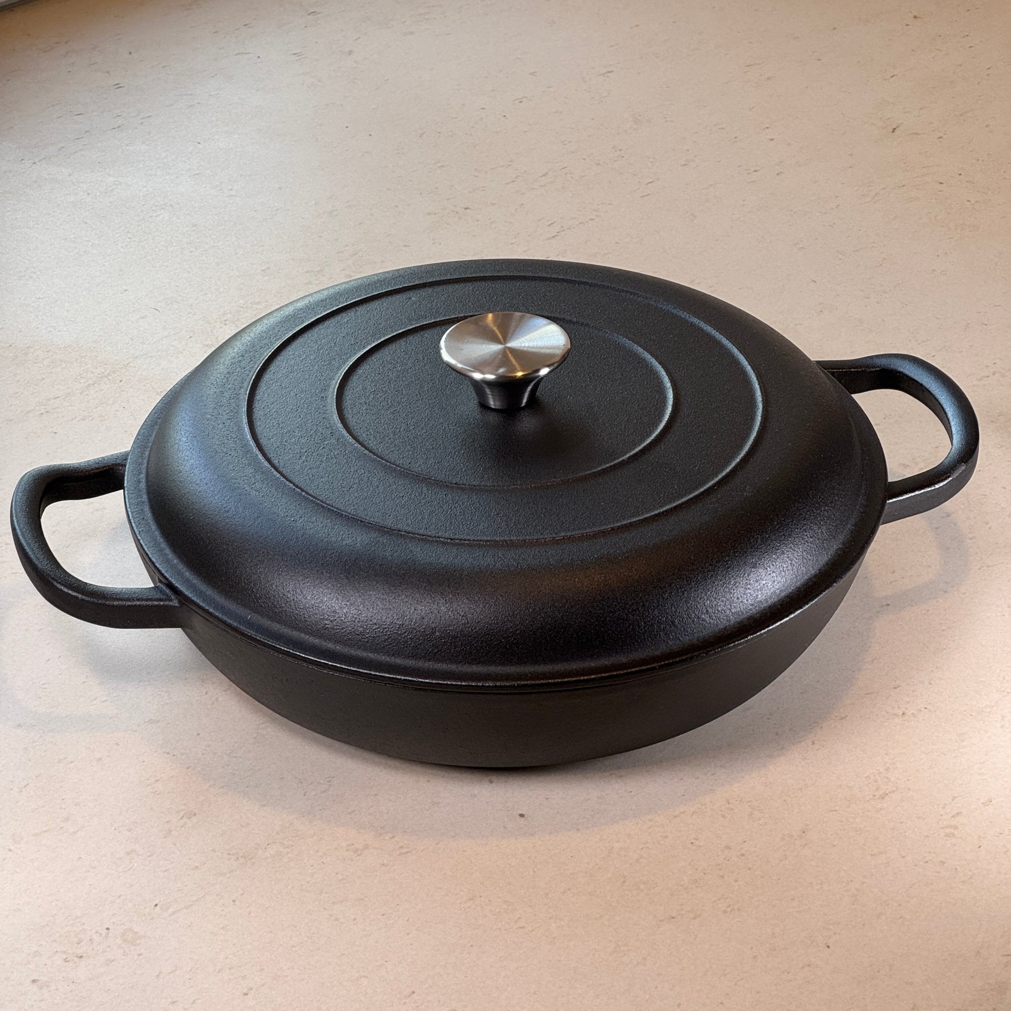 Faitout en fonte noir mat grande capacité idéal pour recettes familiales, ragoûts et plats mijotés