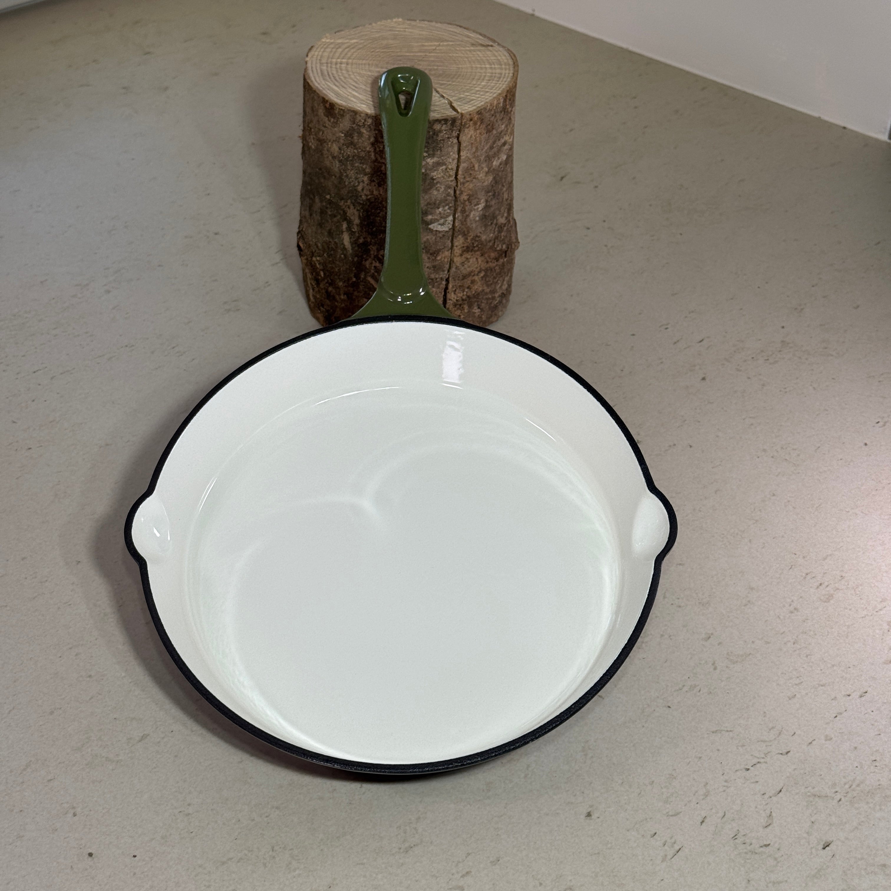 Grande poêle en fonte émaillée vert sapin avec surface lisse pour cuisson homogène