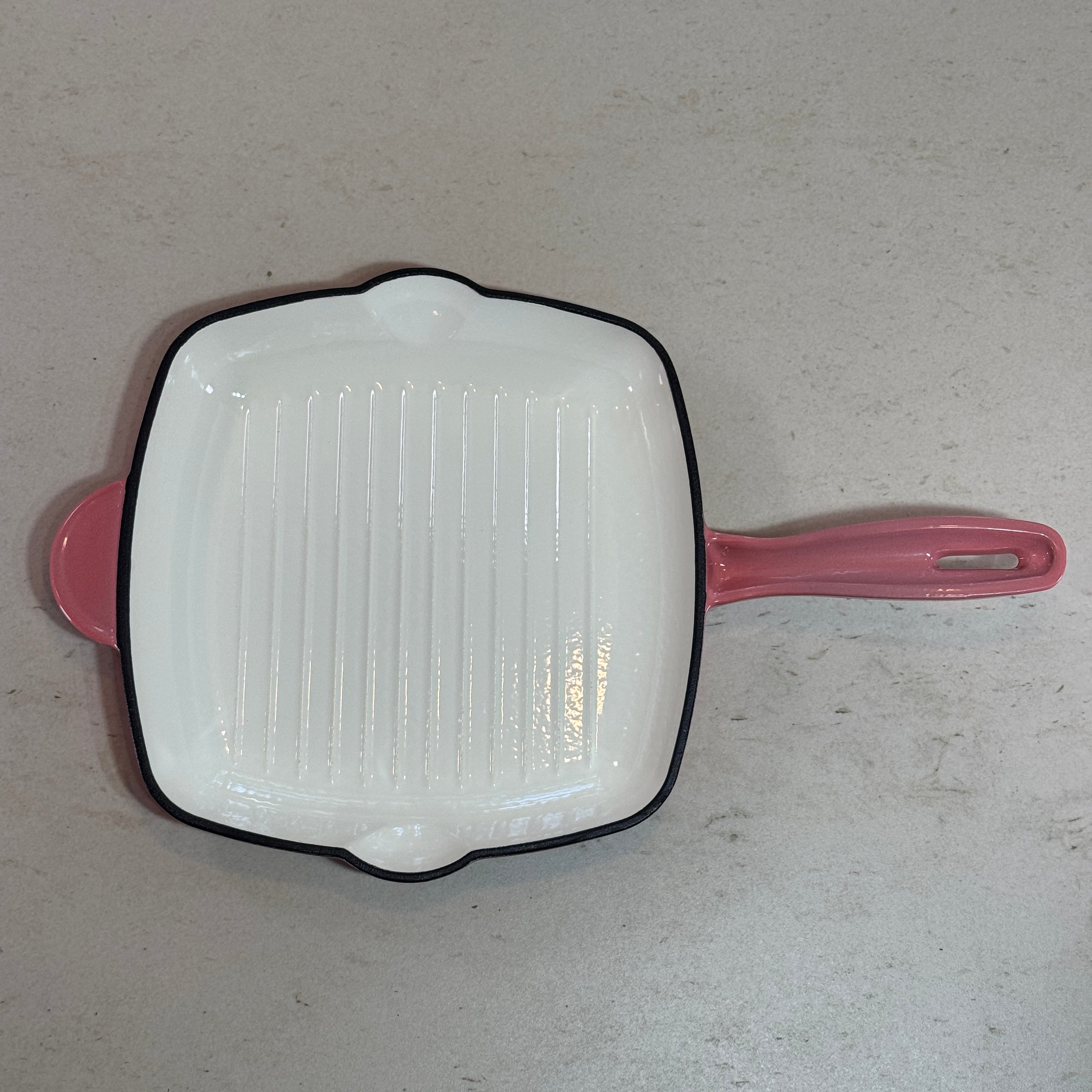 Grill carré en fonte émaillée rose pour légumes grillés, cuisson saine avec évacuation des graisses grâce aux rainures