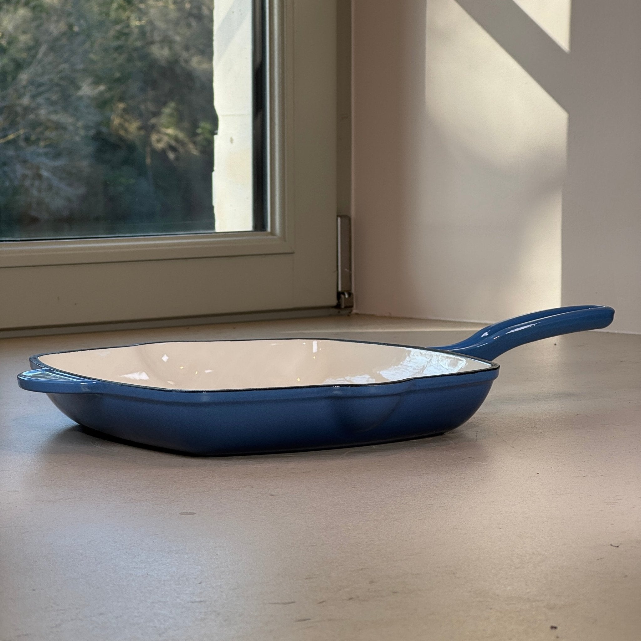 Grill carré en fonte émaillée bleu perle pour légumes grillés, cuisson saine avec évacuation des graisses grâce aux rainures