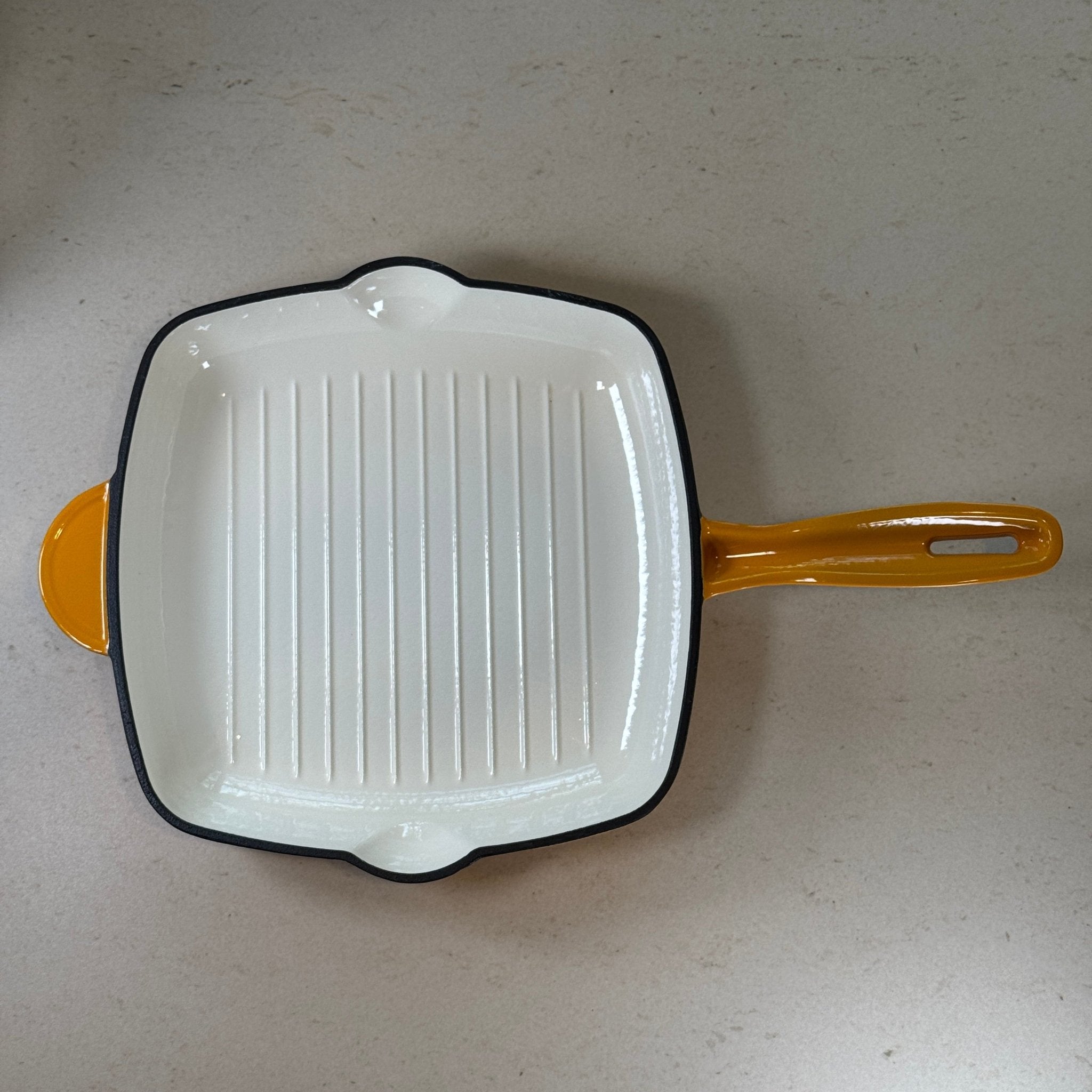 Grill carré en fonte émaillée jaune moutarde pour légumes grillés, cuisson saine avec évacuation des graisses grâce aux rainures
