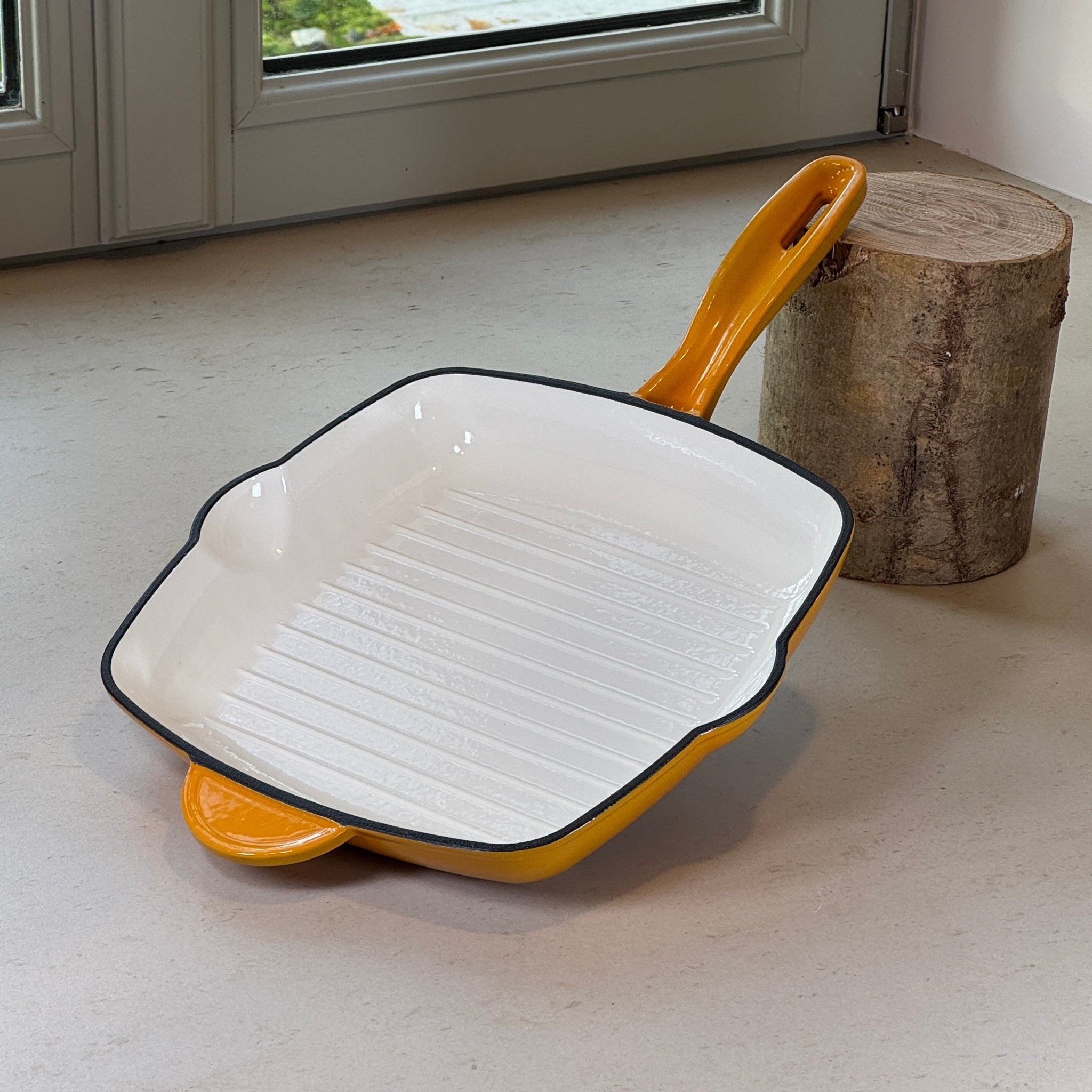 Grill carré en fonte émaillée jaune moutarde avec rainures pour une cuisson grillée homogène des viandes et poissons