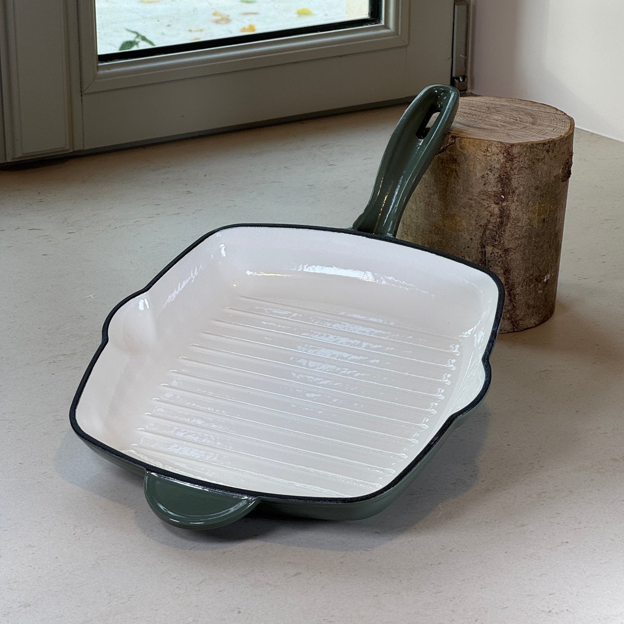 Grill carré en fonte émaillée vert sapin avec rainures pour une cuisson grillée homogène des viandes et poissons