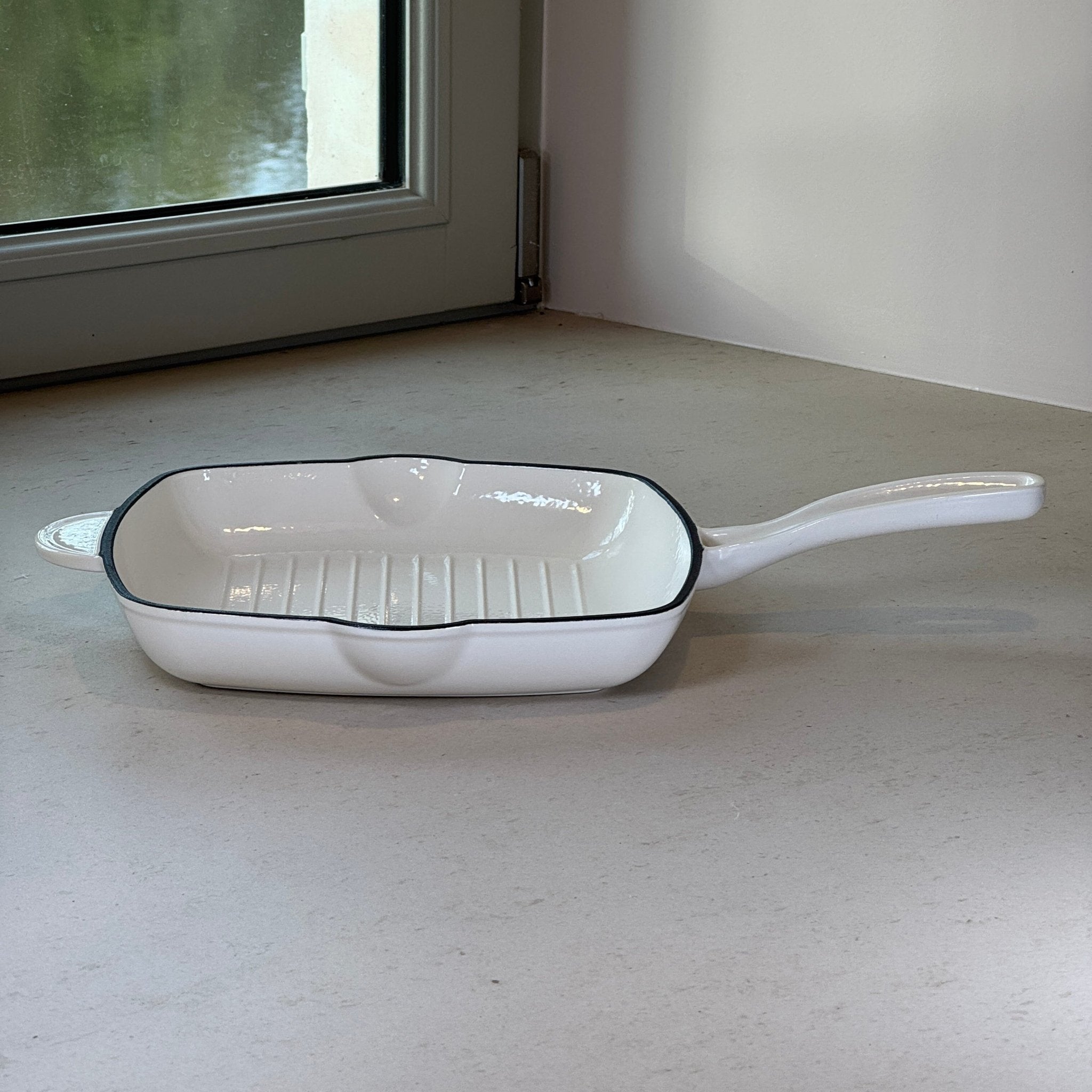 Grill en fonte émaillée blanc vanille avec poignée ergonomique pour grillades estivales, poissons et légumes grillés