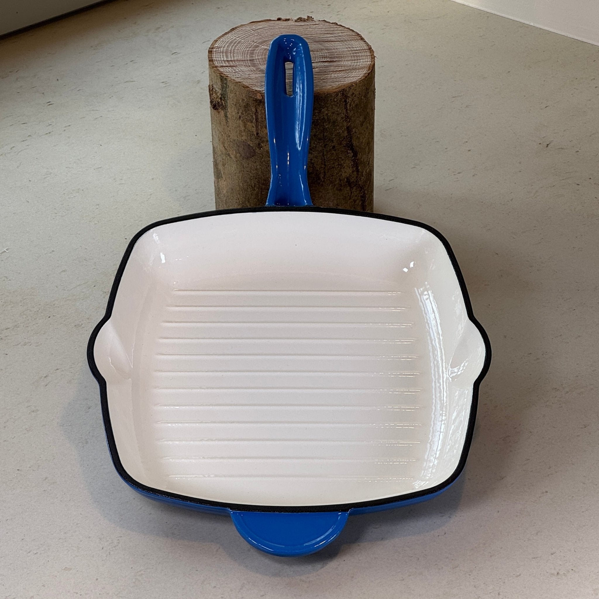 Grill en fonte émaillée bleu myrtille carré idéal pour cuire steaks, burgers et brochettes comme au barbecue en intérieur
