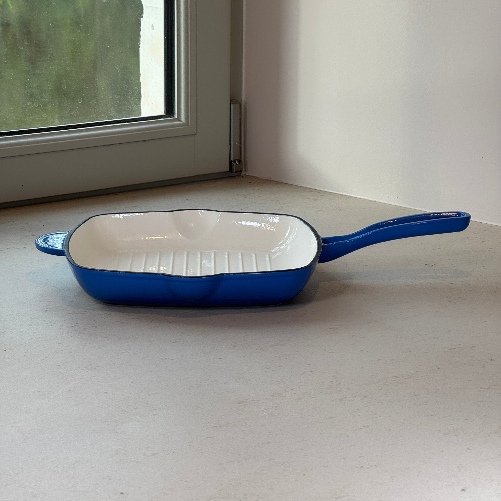 Grill en fonte émaillée bleu myrtille avec poignée ergonomique pour grillades estivales, poissons et légumes grillés