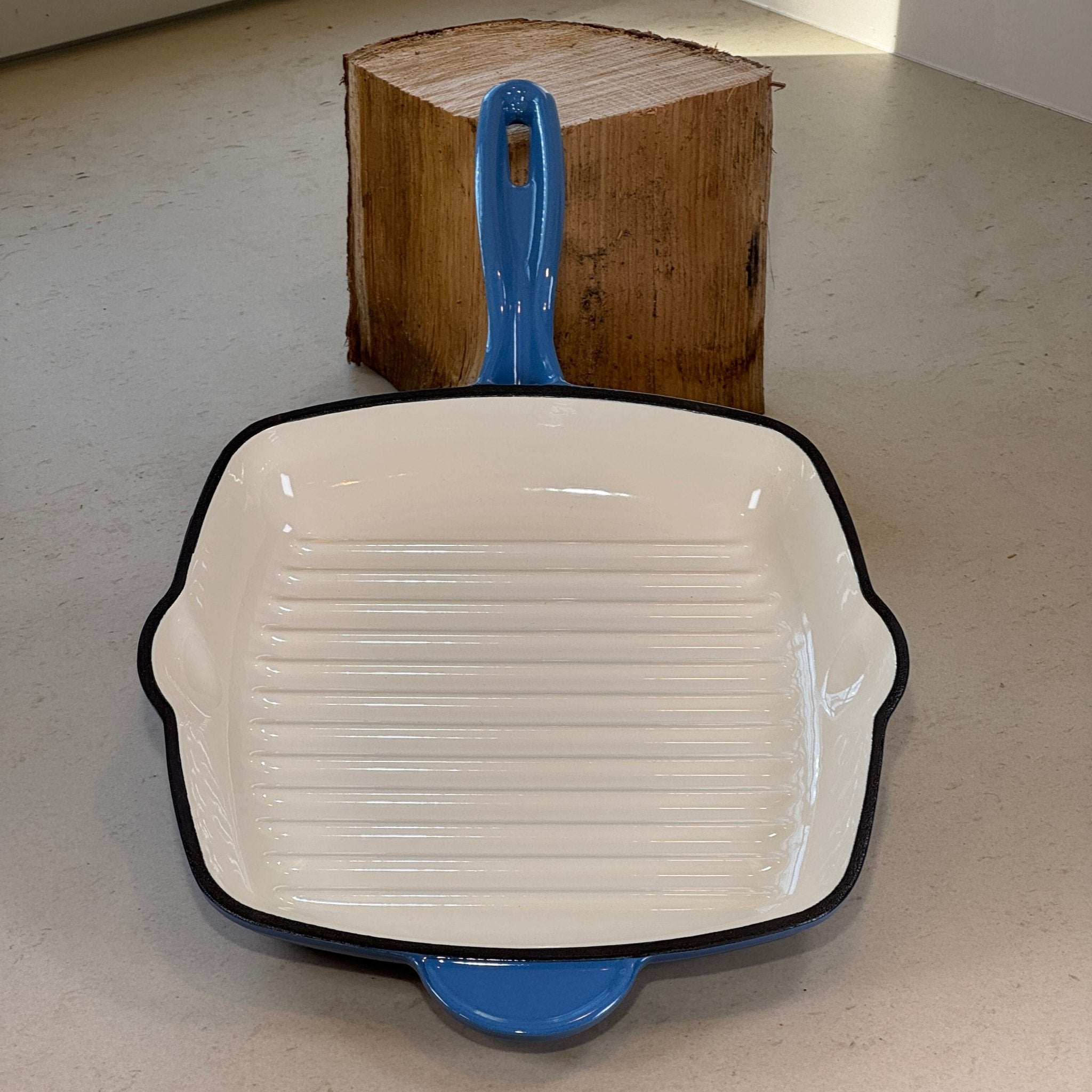 Grill en fonte émaillée bleu perle carré idéal pour cuire steaks, burgers et brochettes comme au barbecue en intérieur