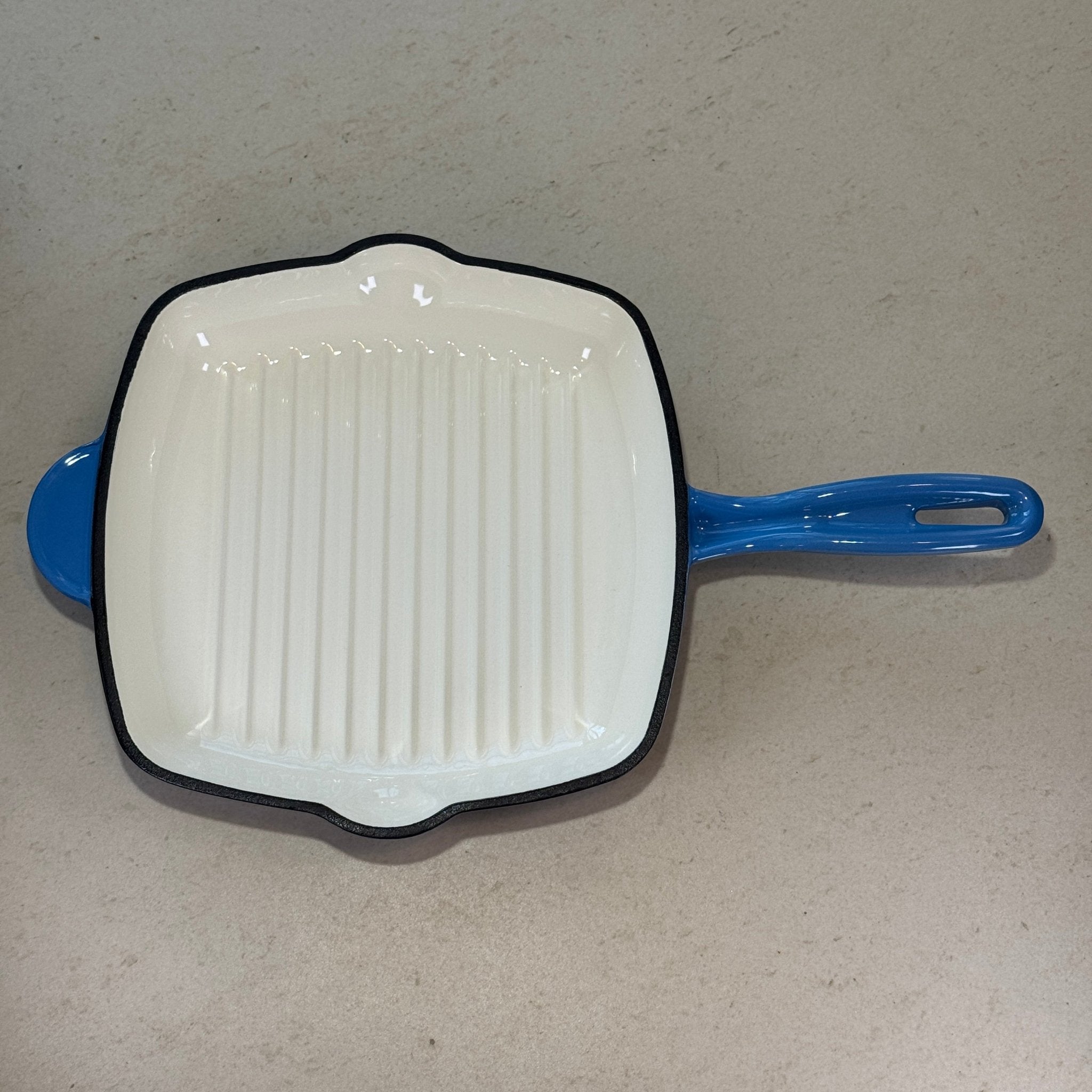 Grill en fonte émaillée bleu perle avec poignée ergonomique pour grillades estivales, poissons et légumes grillés